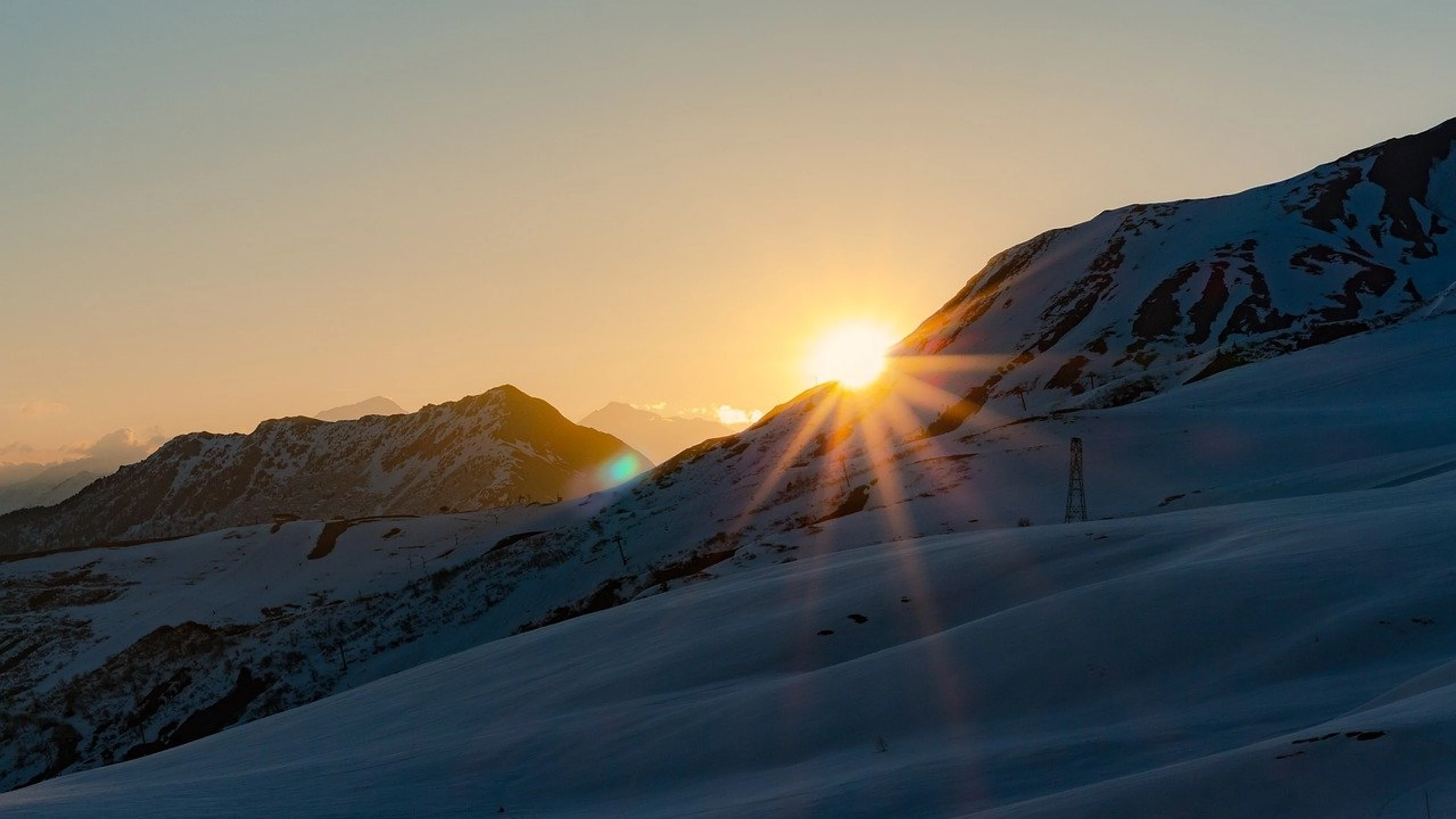 Mountain snow hiking - free 4K Ultra HD mountain wallpaper for desktop