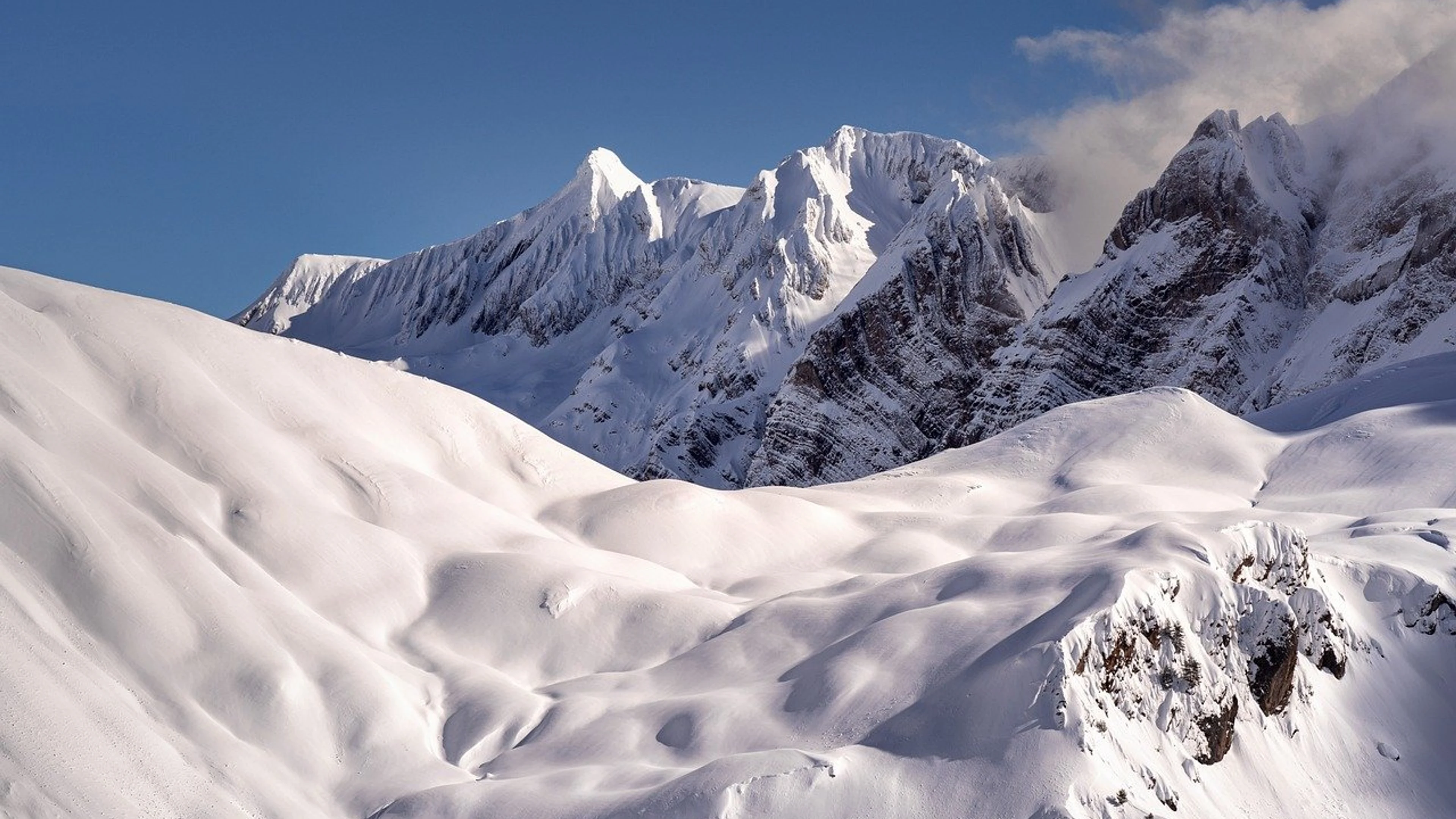 Mountain snow summit - free 4K Ultra HD mountain wallpaper for desktop