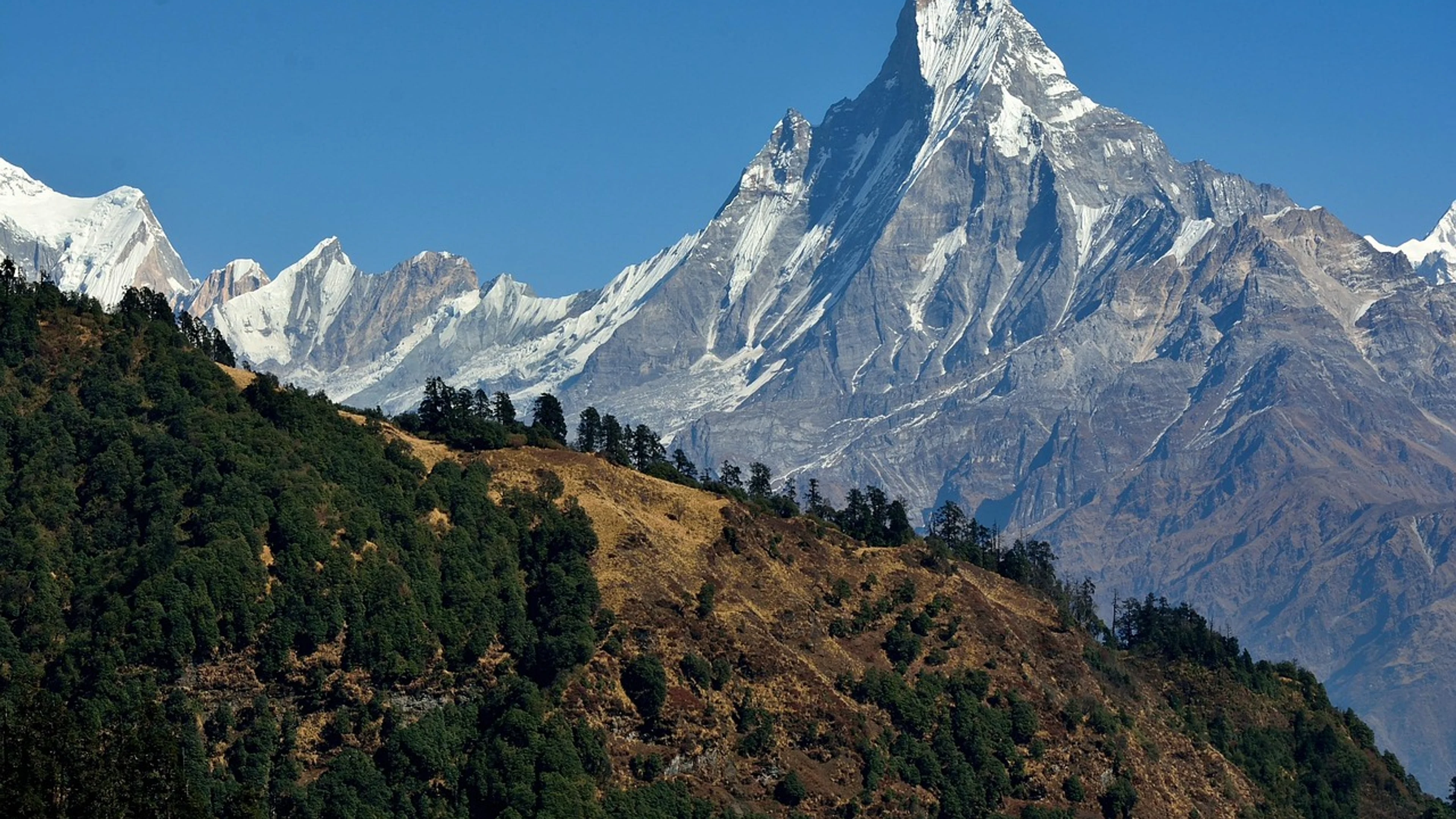 Mountains summit landscape - free 4K Ultra HD mountain wallpaper for desktop