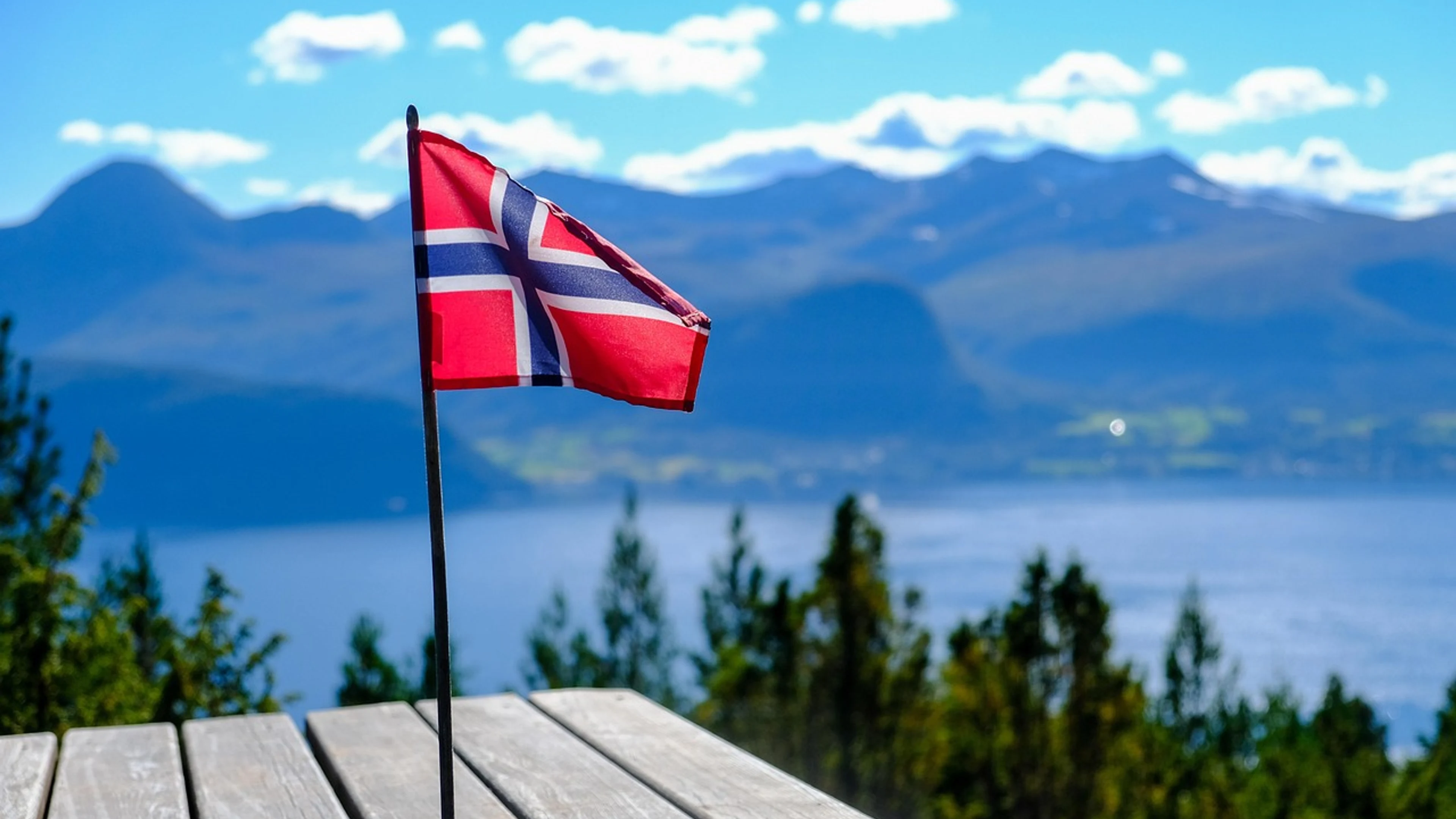 Norway flag mountain - free 4K Ultra HD mountain wallpaper for desktop