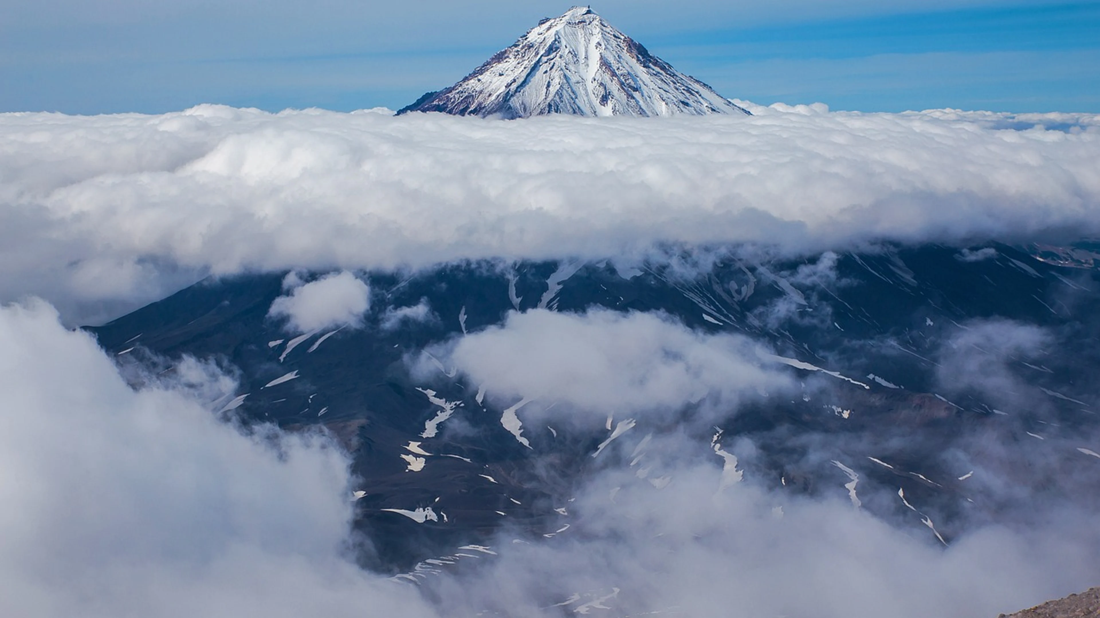 Snow mountain peak - free 4K Ultra HD mountain wallpaper for desktop