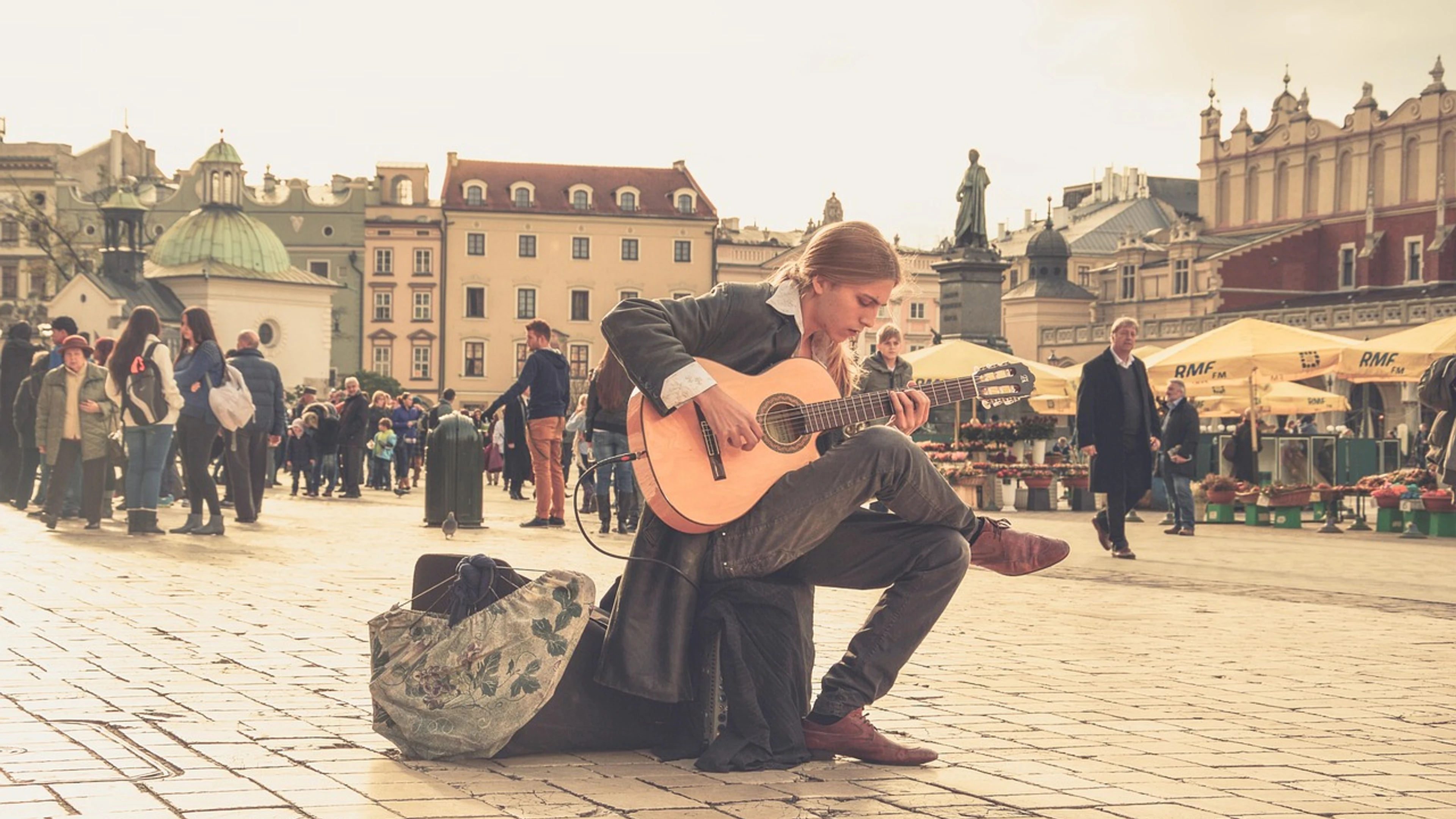 Musician guitarist streets - free 4K Ultra HD music wallpaper for desktop