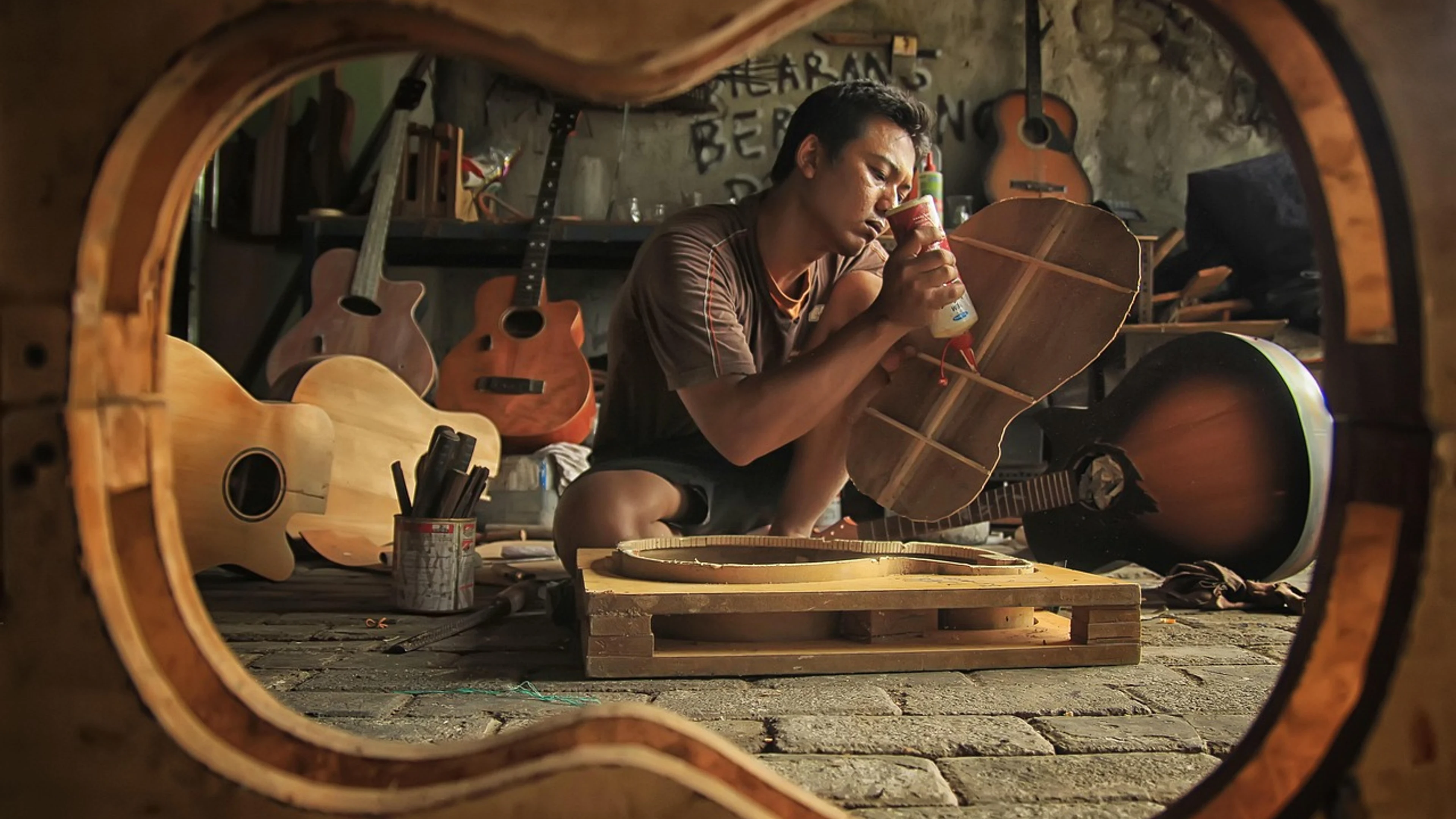 Workshop instrument wood - free 4K Ultra HD music wallpaper for desktop