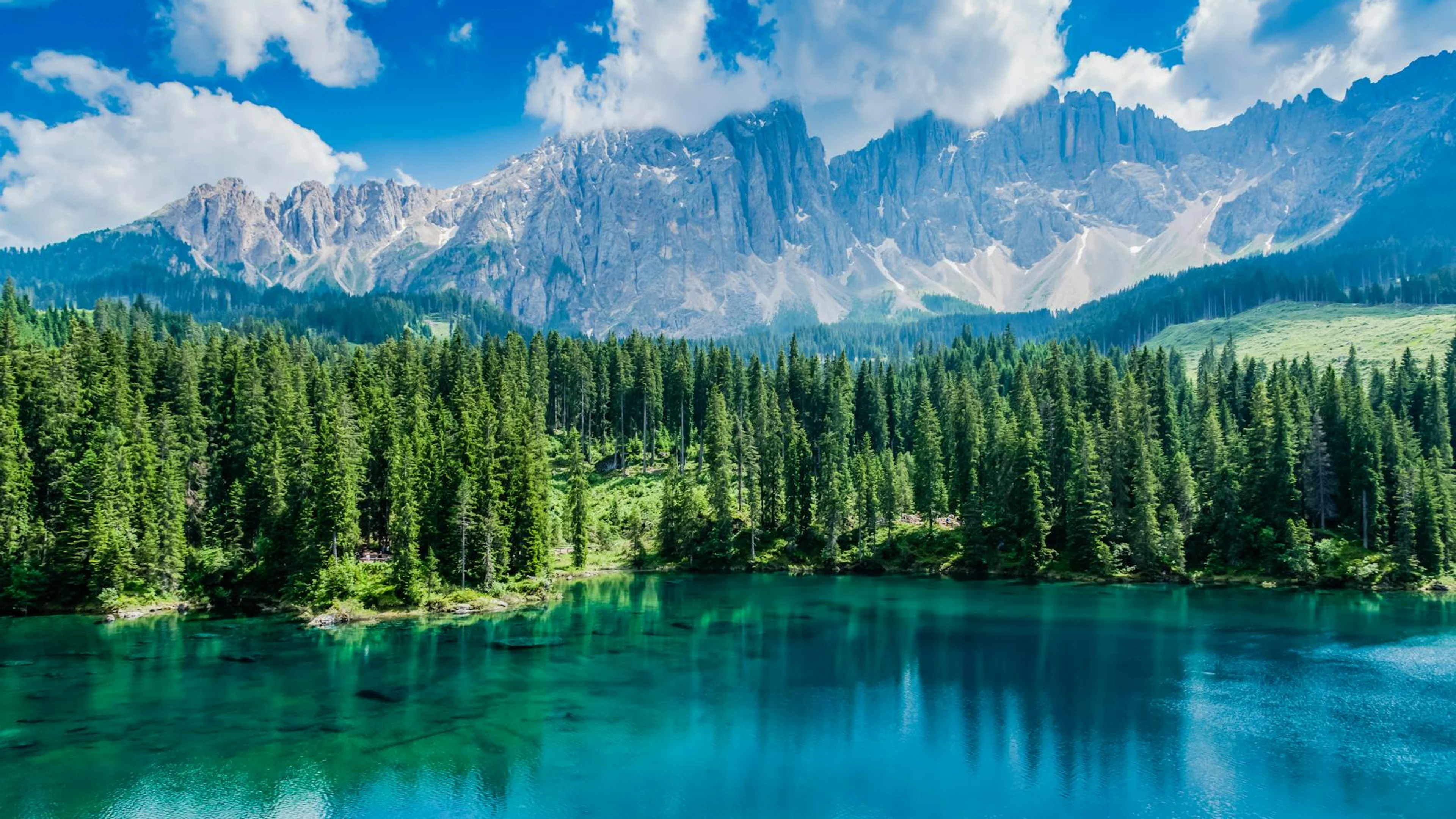 Breathtaking view of Italian alpine lake with majestic mountains and lush forest - free 4K Ultra HD nature wallpaper for desktop