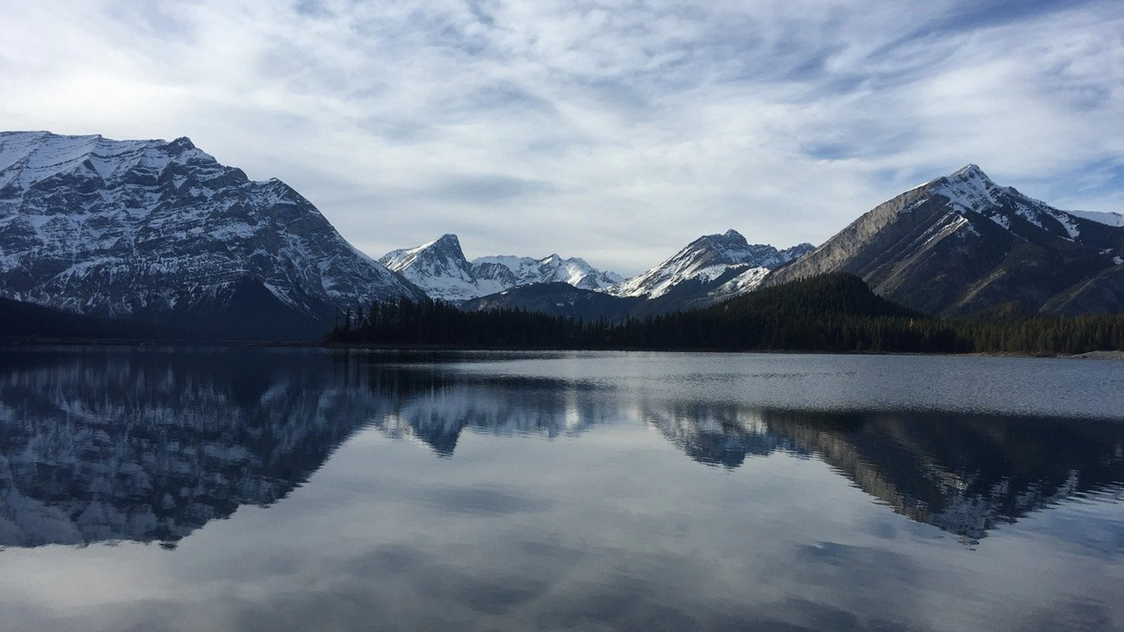 Kananaskis lake mountains - free 4K Ultra HD nature wallpaper for desktop