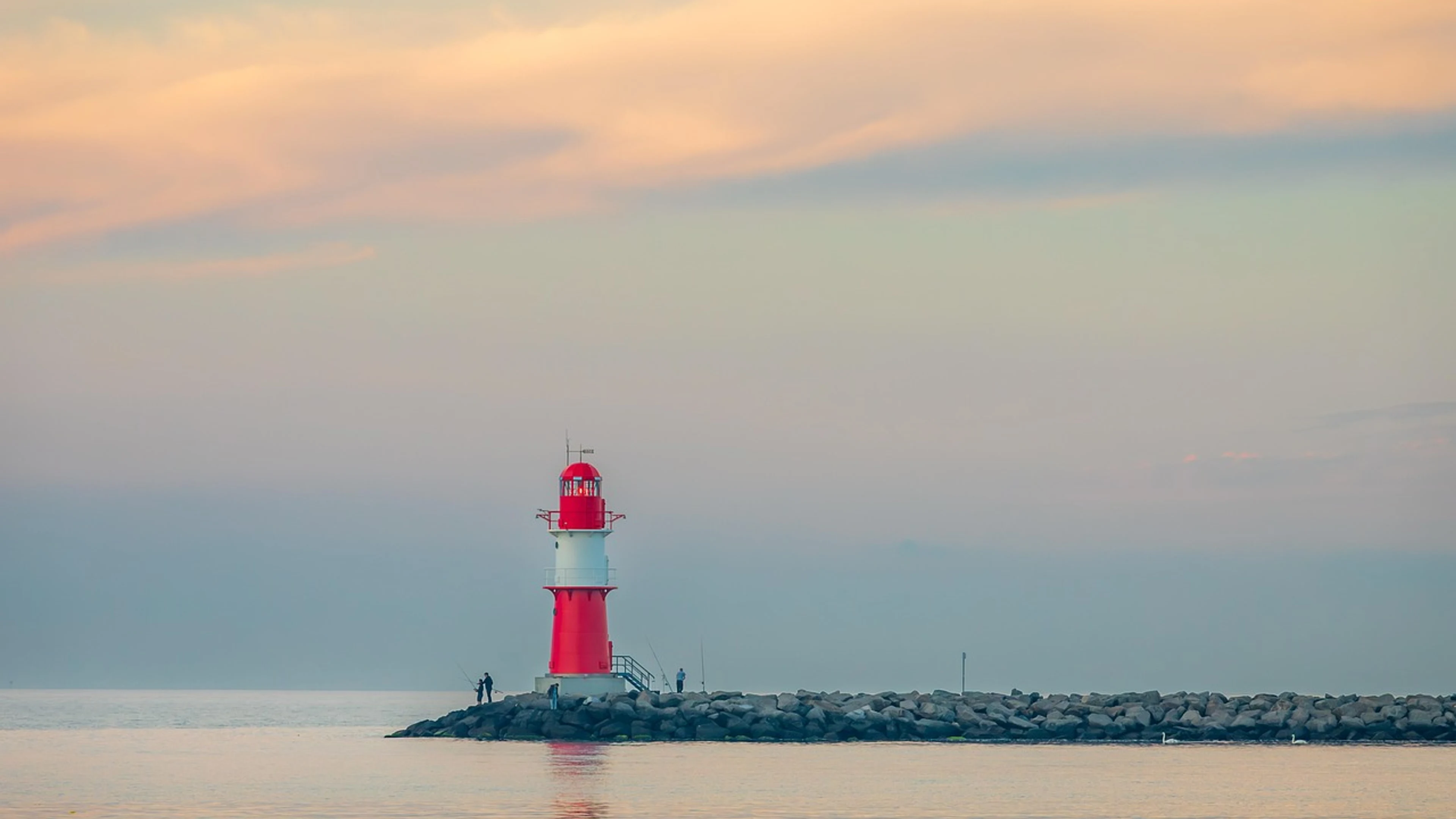 Lighthouse tower coast - free 4K Ultra HD nature wallpaper for desktop