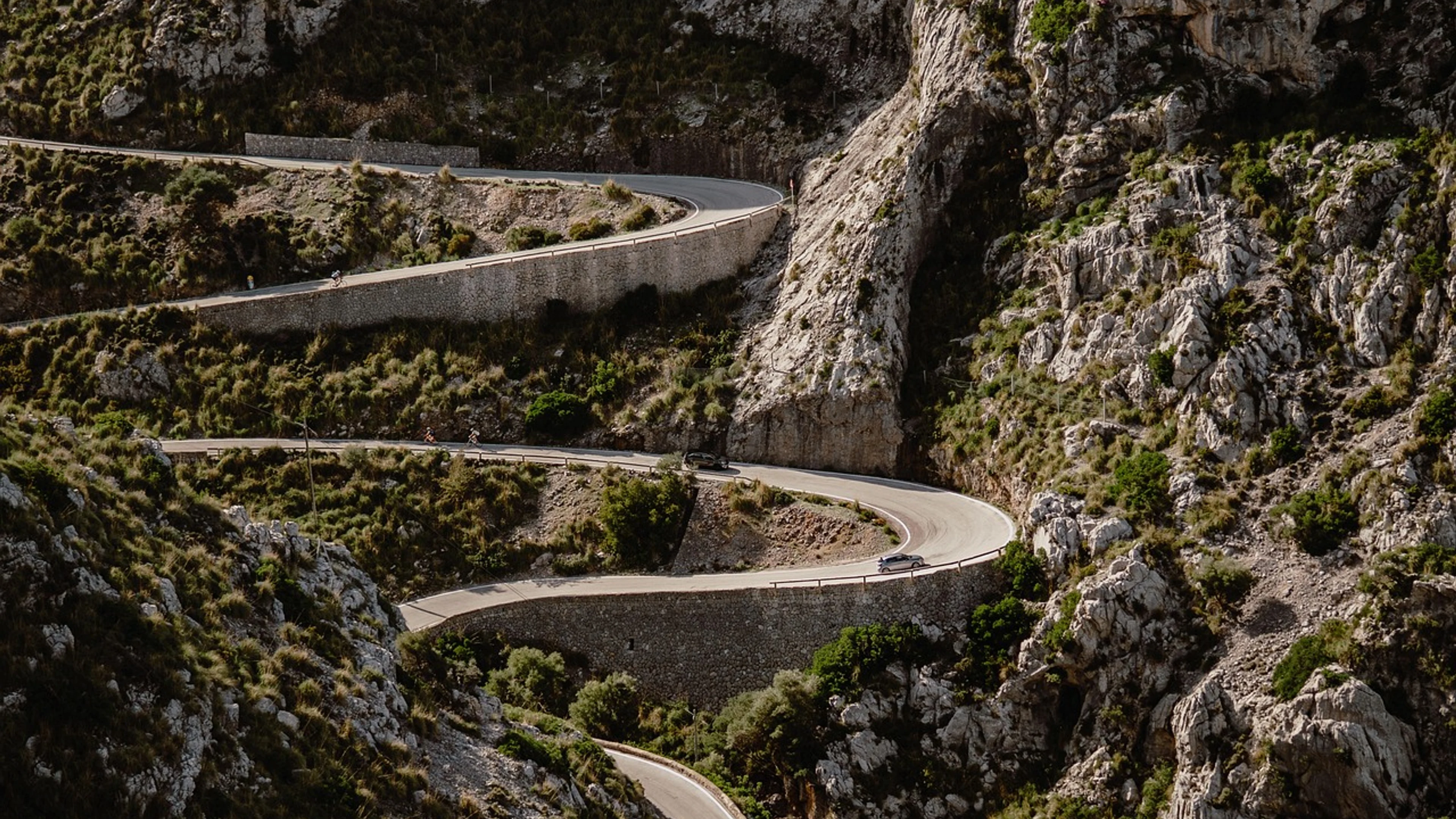 Mallorca winding road mountains - free 4K Ultra HD nature wallpaper for desktop