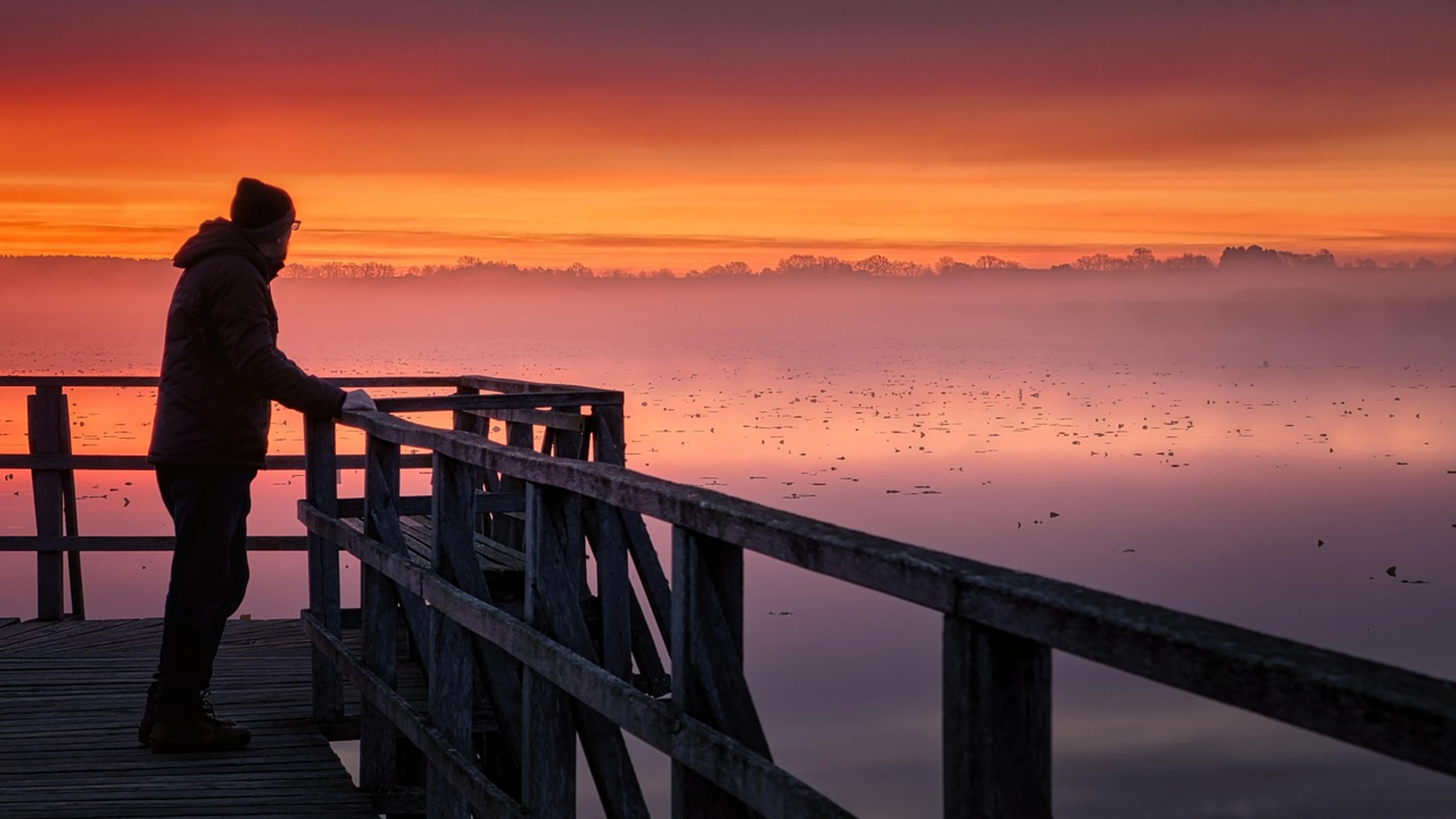 Man pier silhouette - free 4K Ultra HD nature wallpaper for desktop
