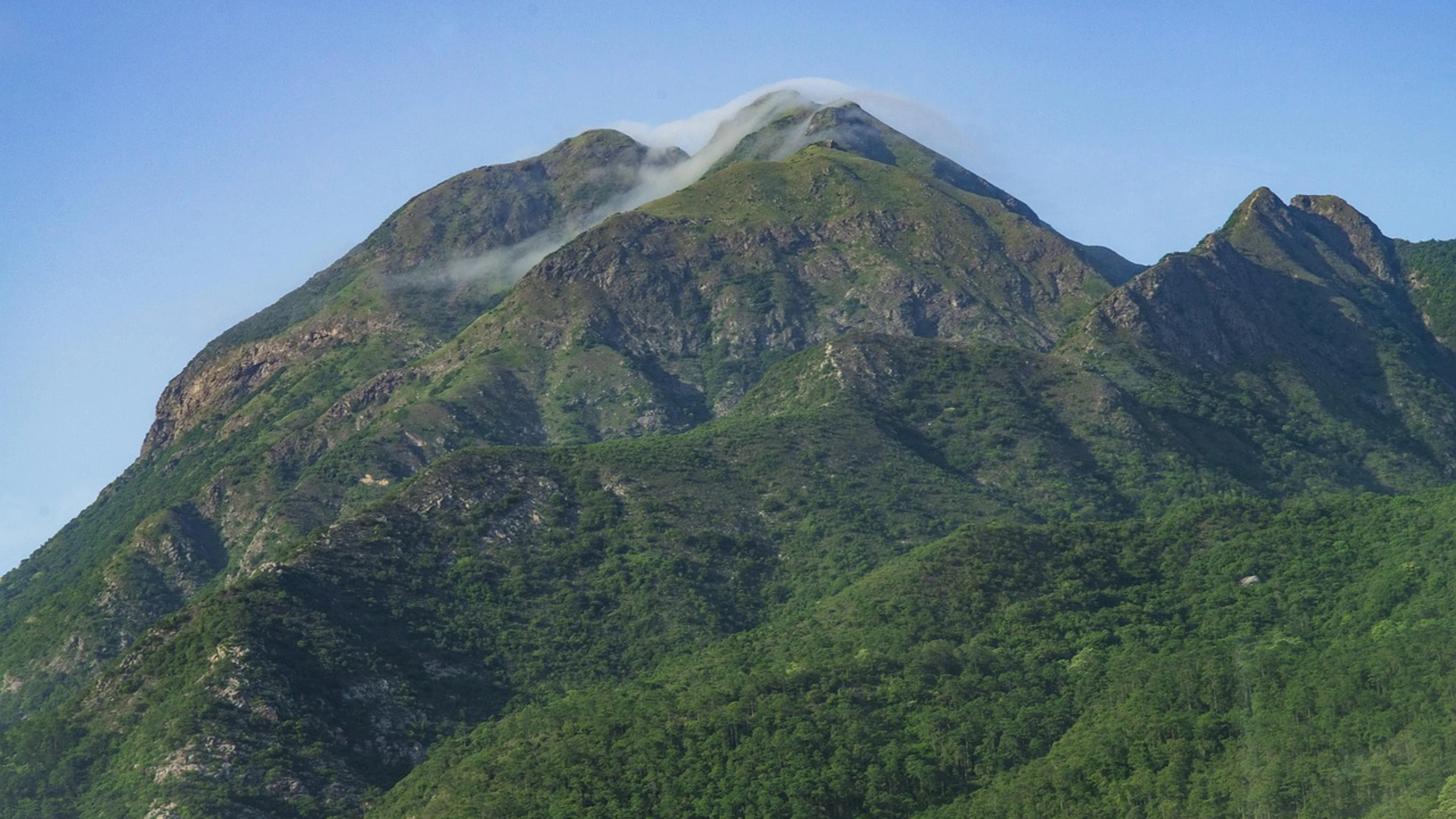Mountain cloud blue sky - free 4K Ultra HD nature wallpaper for desktop