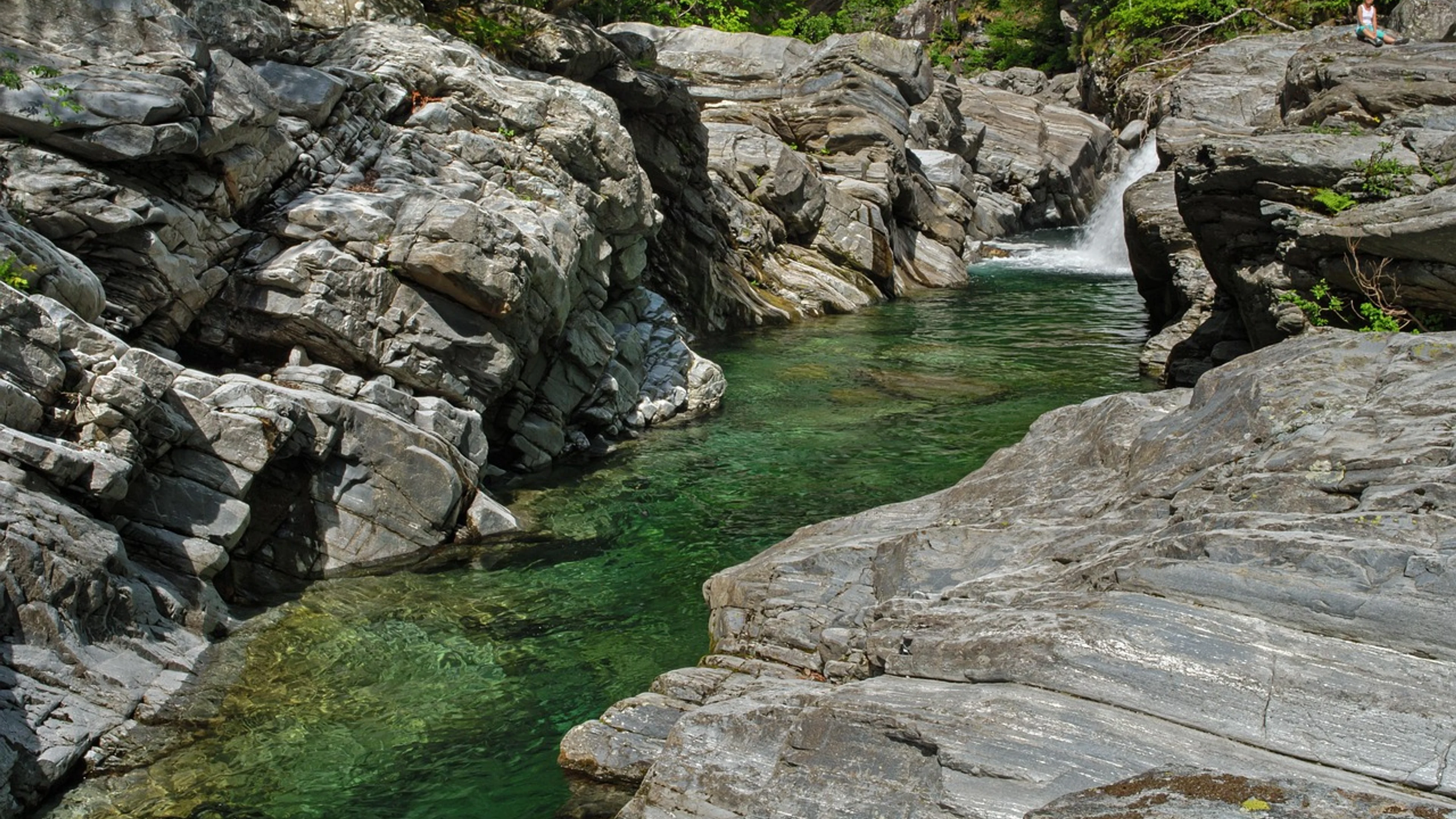 Mountain nature stream - free 4K Ultra HD nature wallpaper for desktop