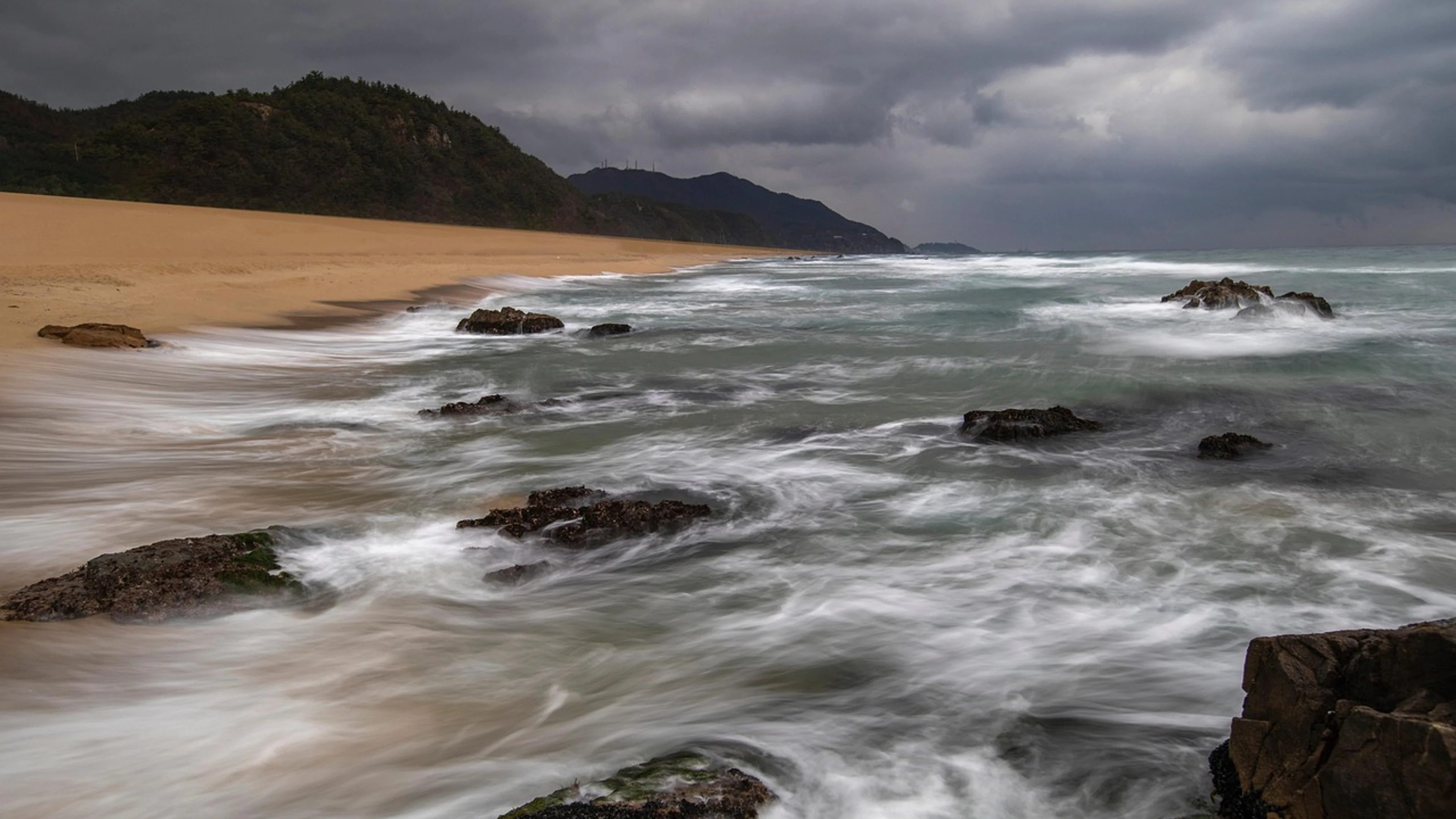 Ocean waves sky - free 4K Ultra HD nature wallpaper for desktop