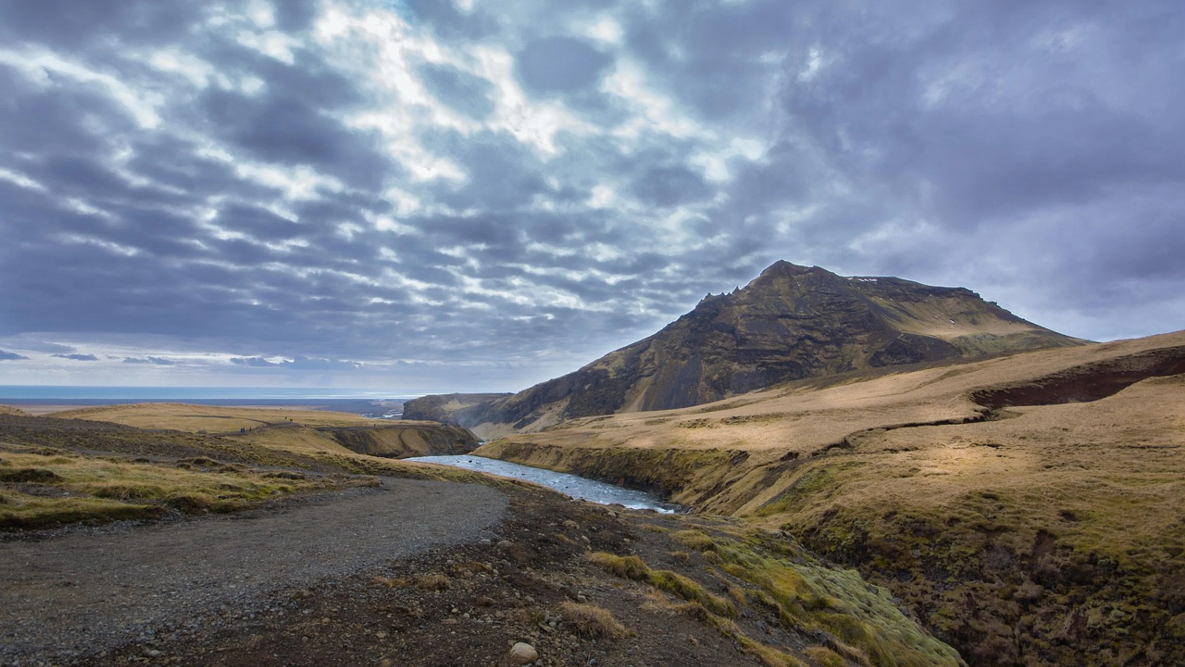 River mountains sky - free 4K Ultra HD nature wallpaper for desktop