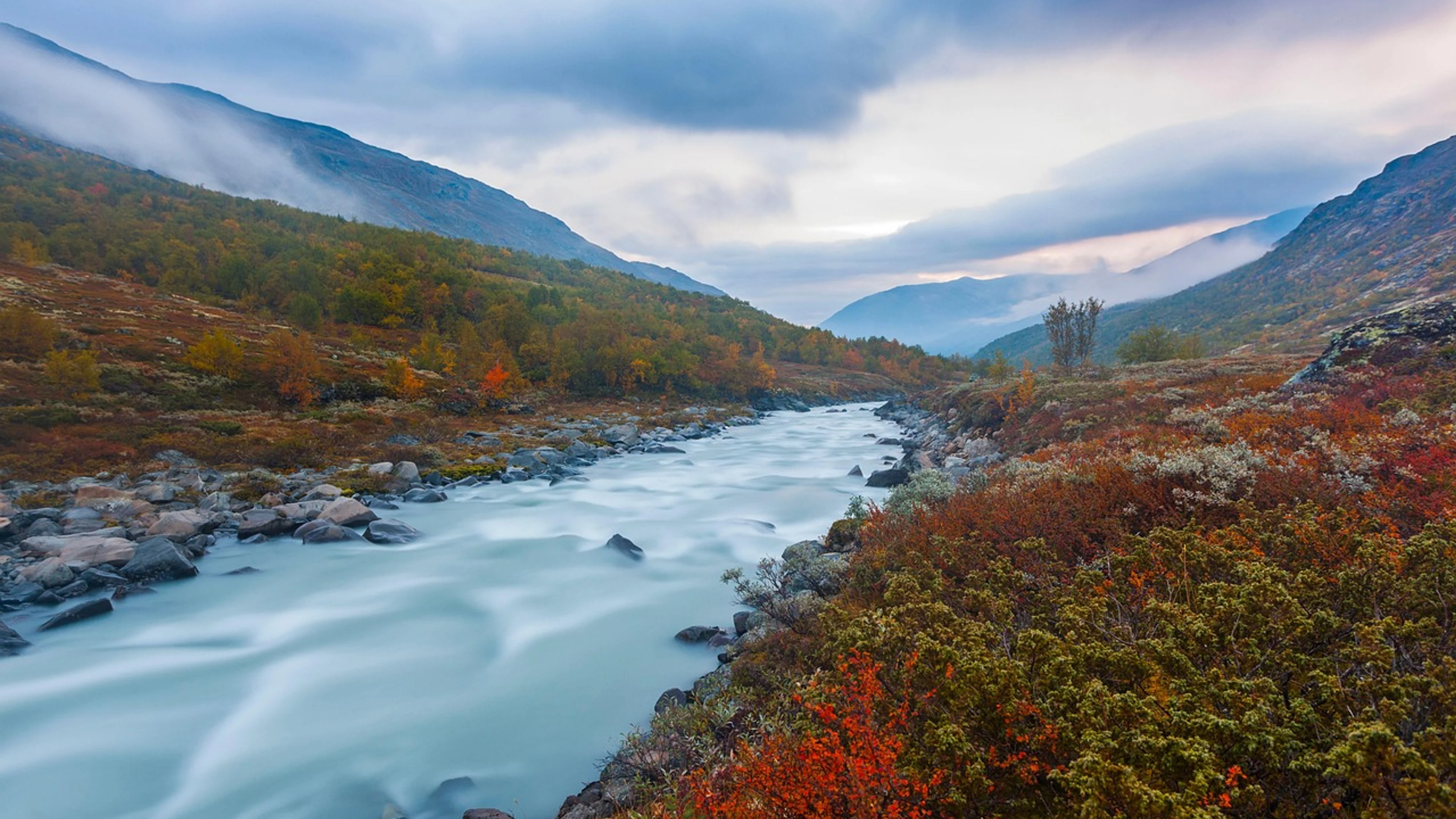 River valley mountains - free 4K Ultra HD nature wallpaper for desktop