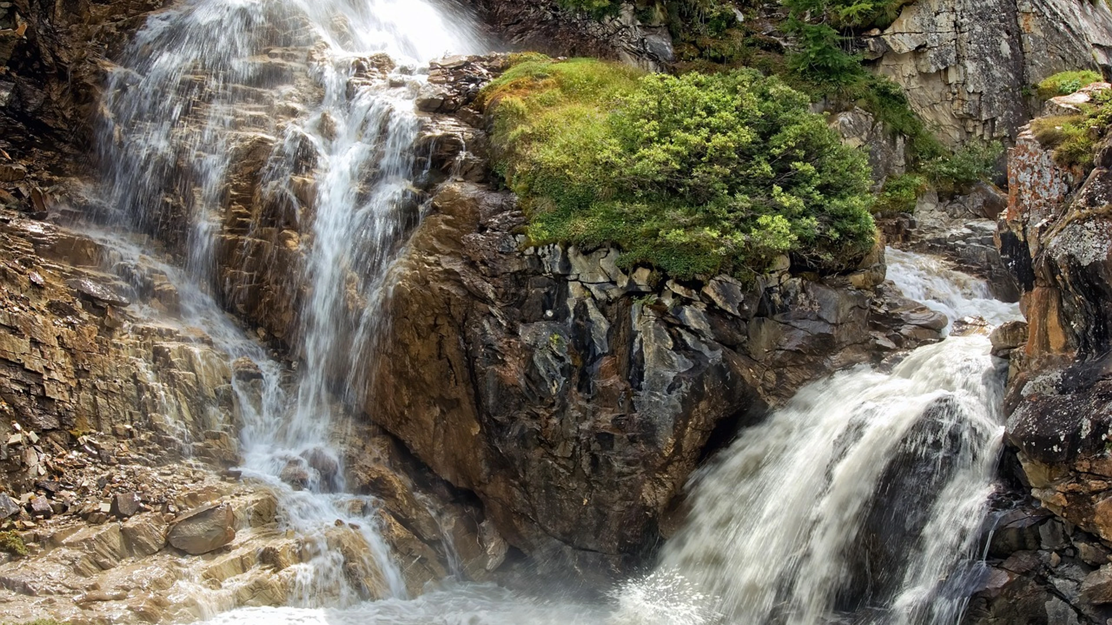 Rocks waterfall river - free 4K Ultra HD nature wallpaper for desktop