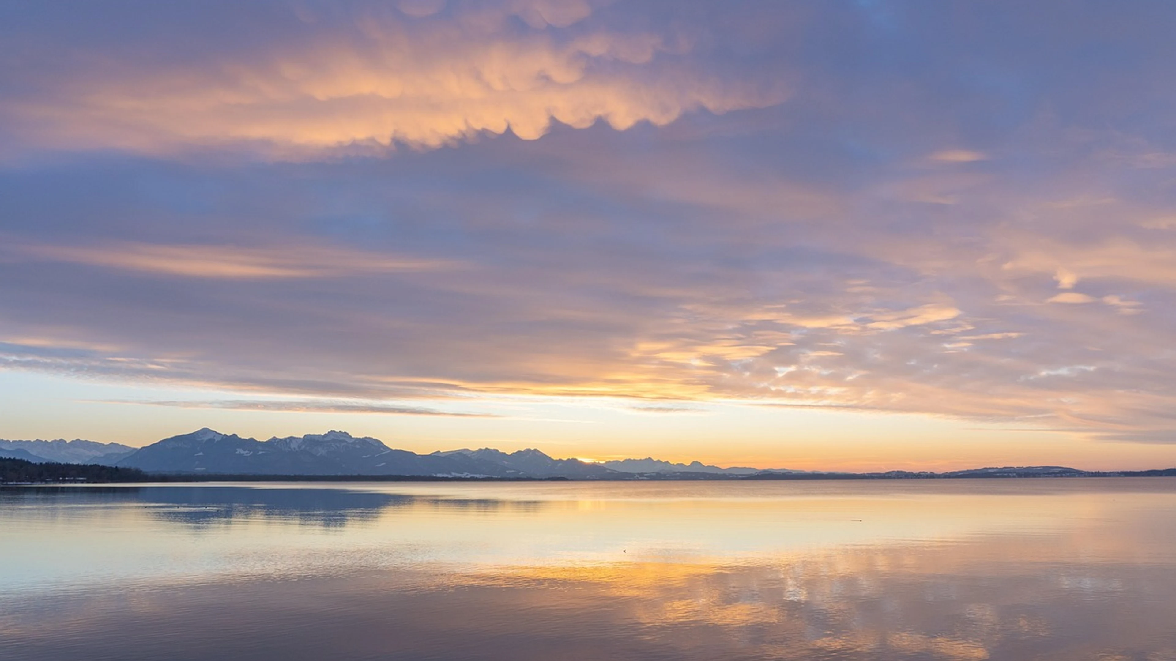 Sunset dusk mountains - free 4K Ultra HD nature wallpaper for desktop