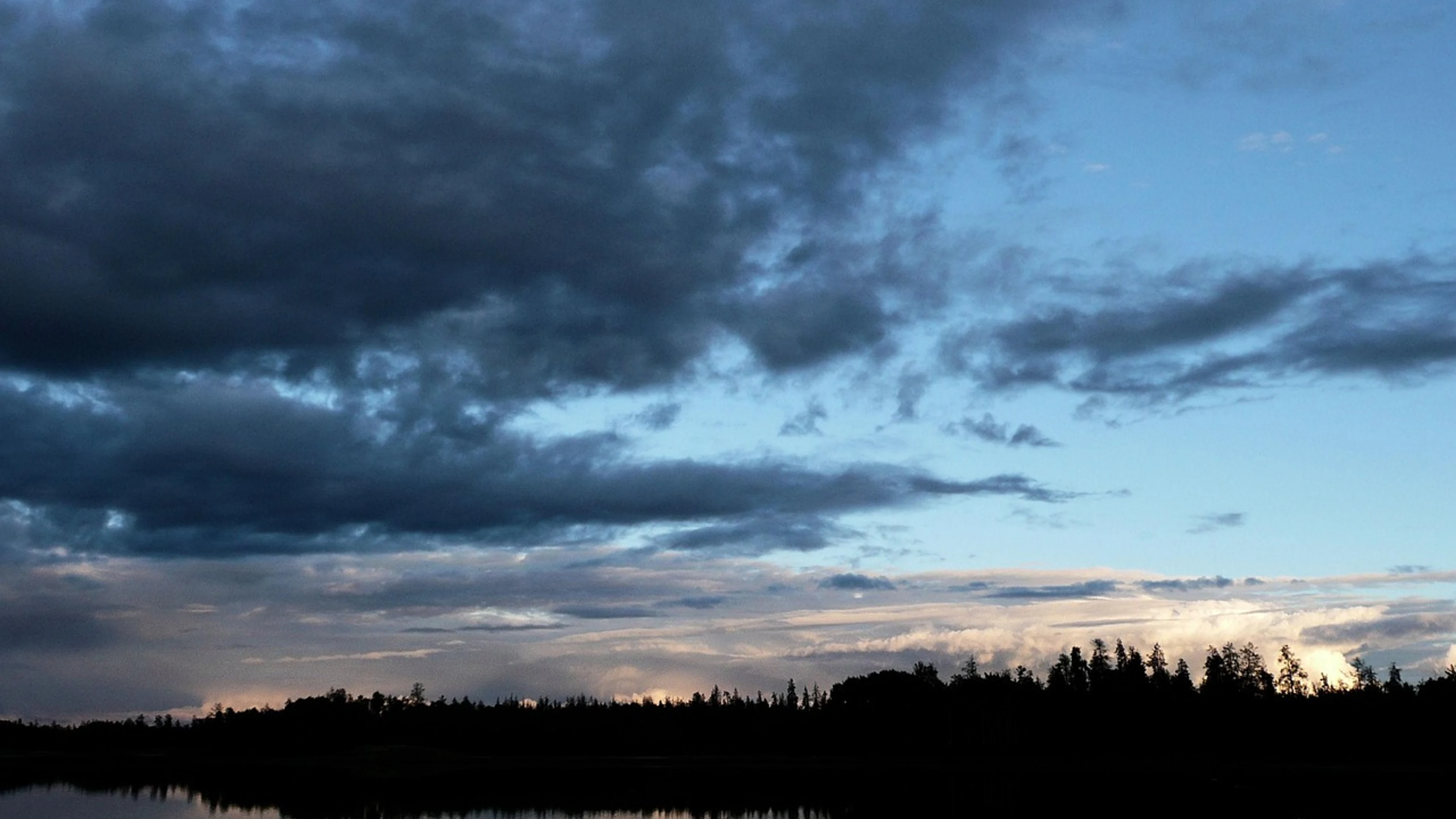 Sunset lake landscape - free 4K Ultra HD nature wallpaper for desktop