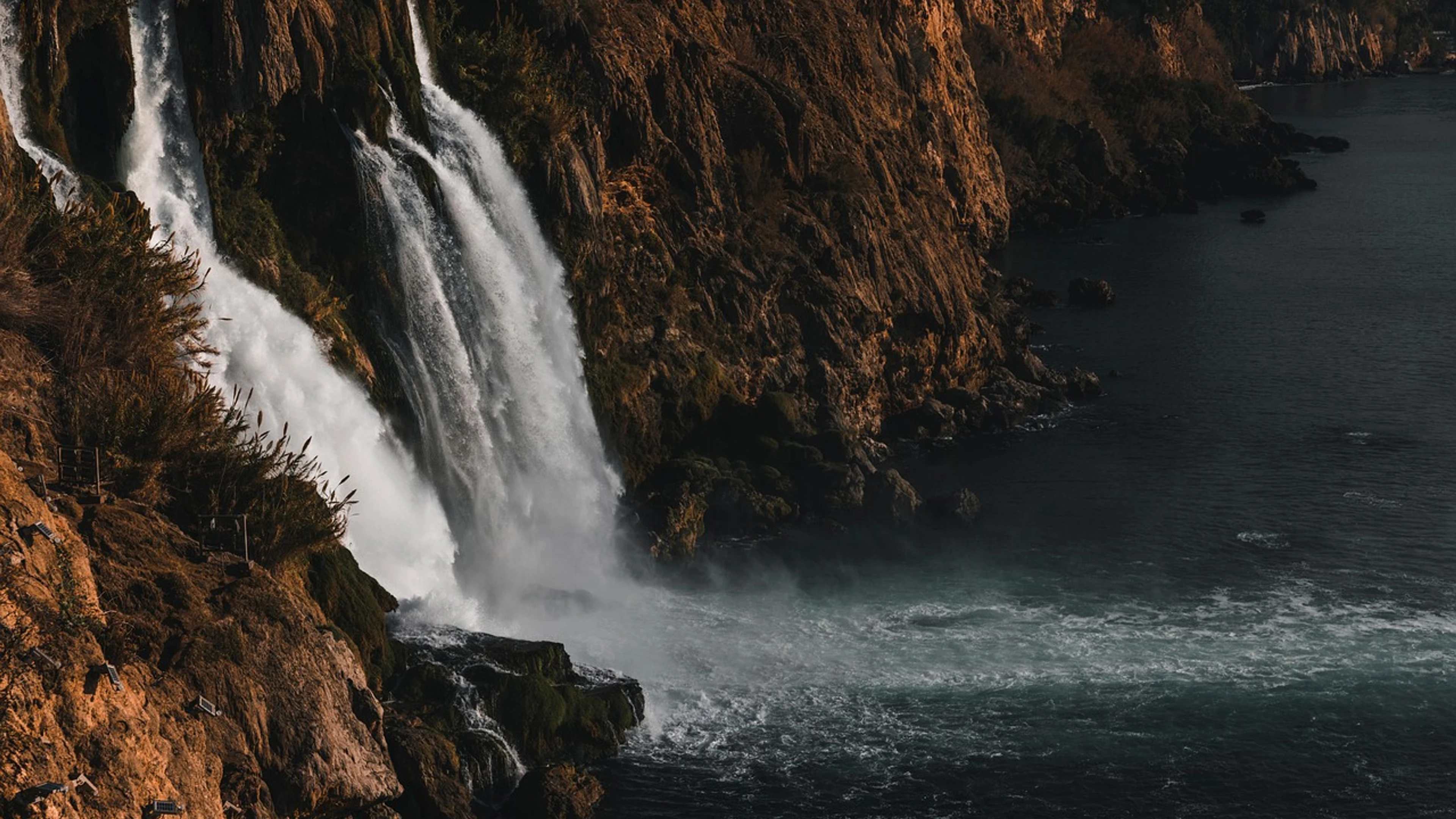 Waterfall cascade cliff - free 4K Ultra HD nature wallpaper for desktop