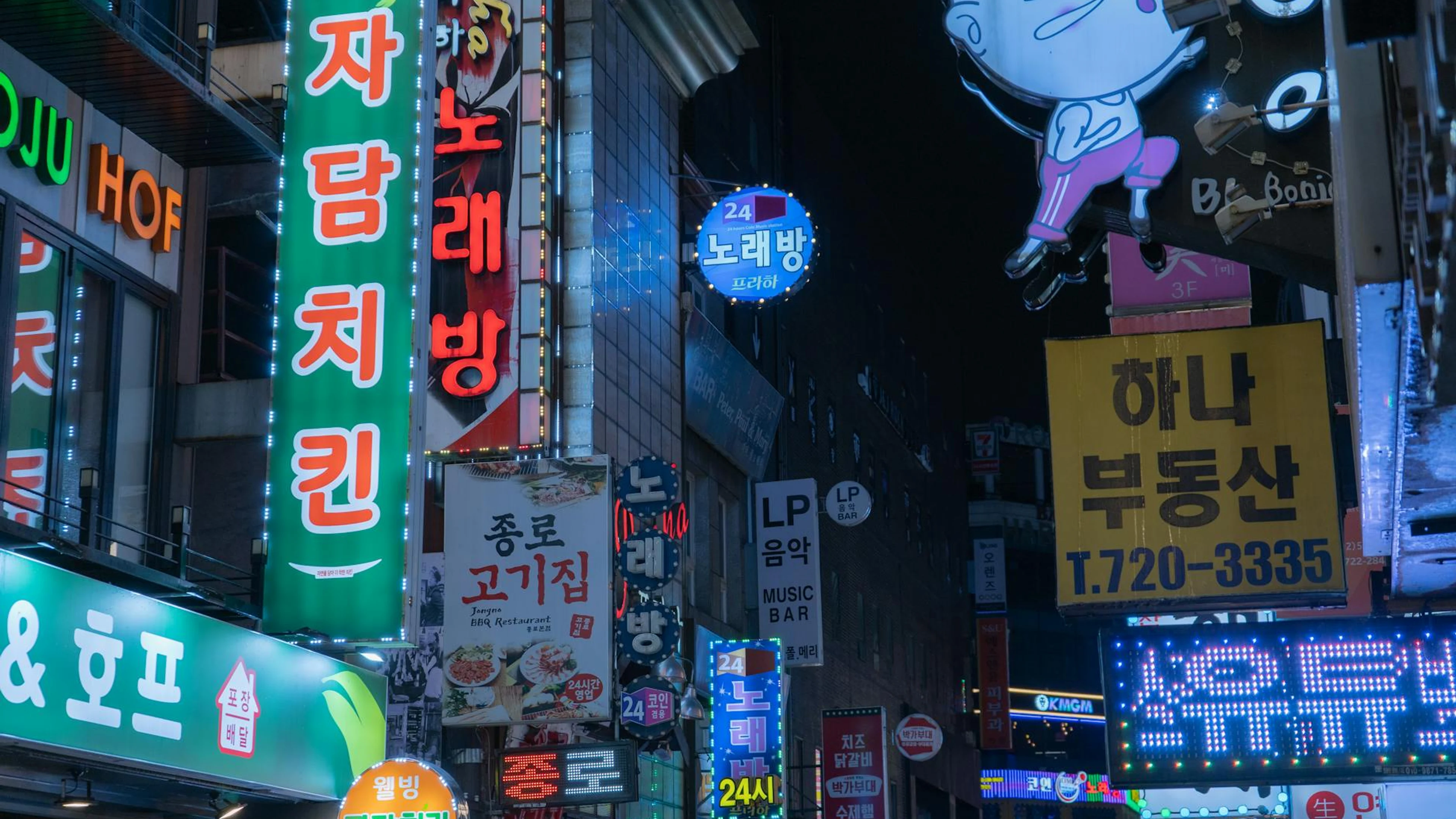 Bright neon lights and bustling night scene in downtown Seoul, Korea. - free 4K Ultra HD neon wallpaper for desktop