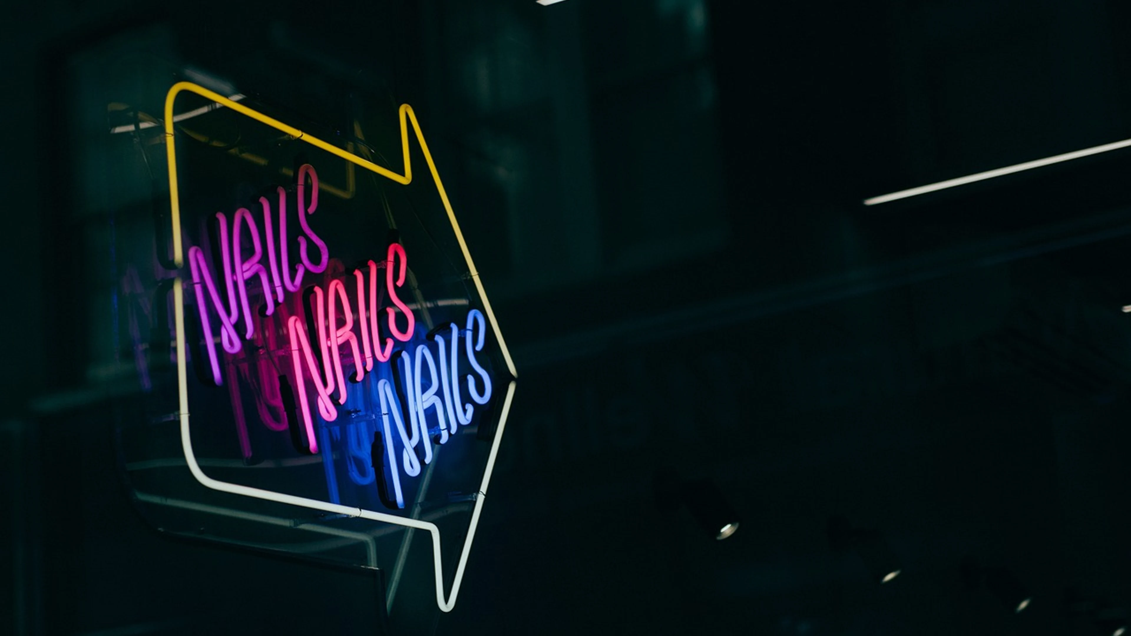 Dark night light - free 4K Ultra HD neon wallpaper for desktop