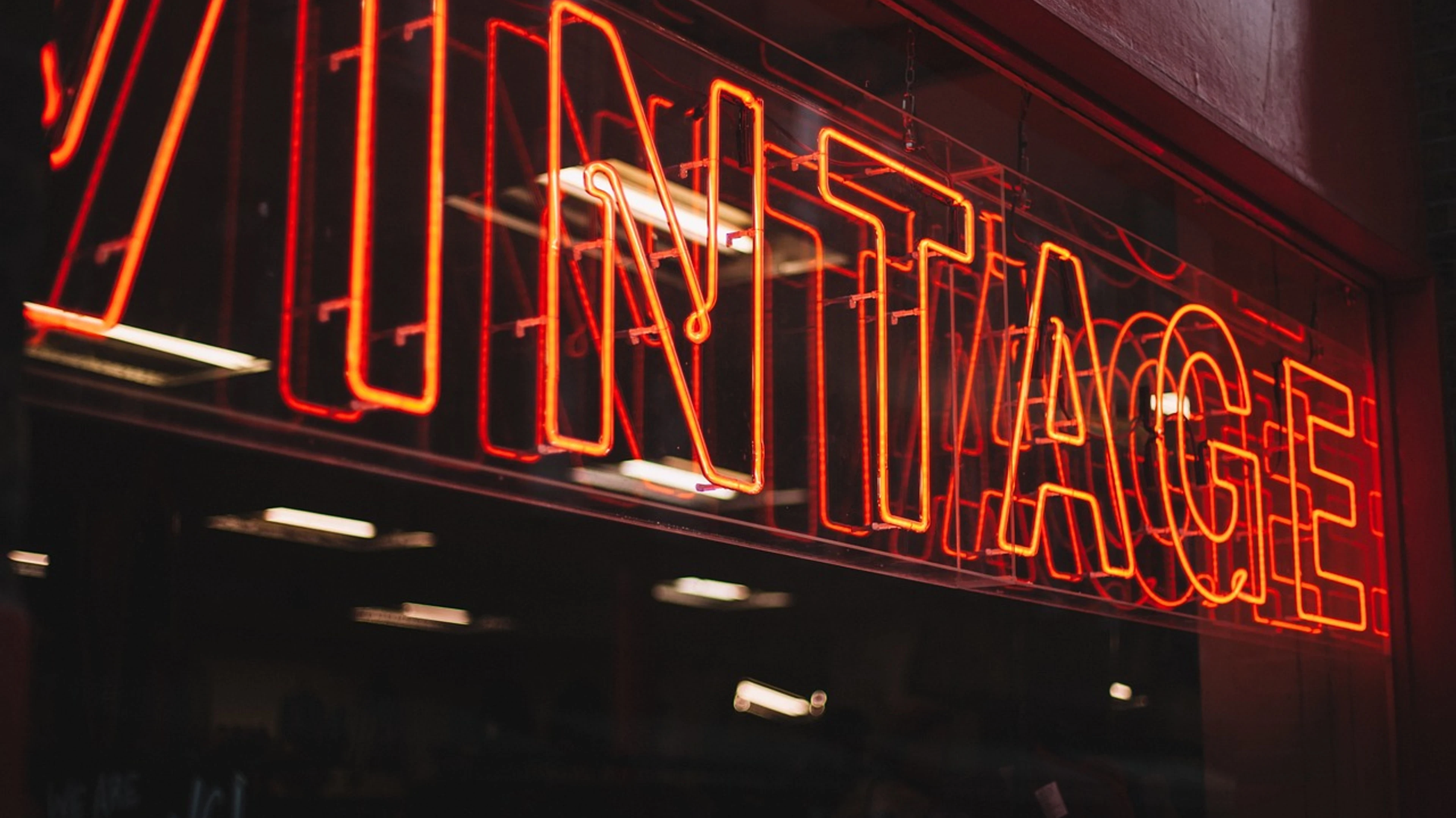 Dark night light - free 4K Ultra HD neon wallpaper for desktop