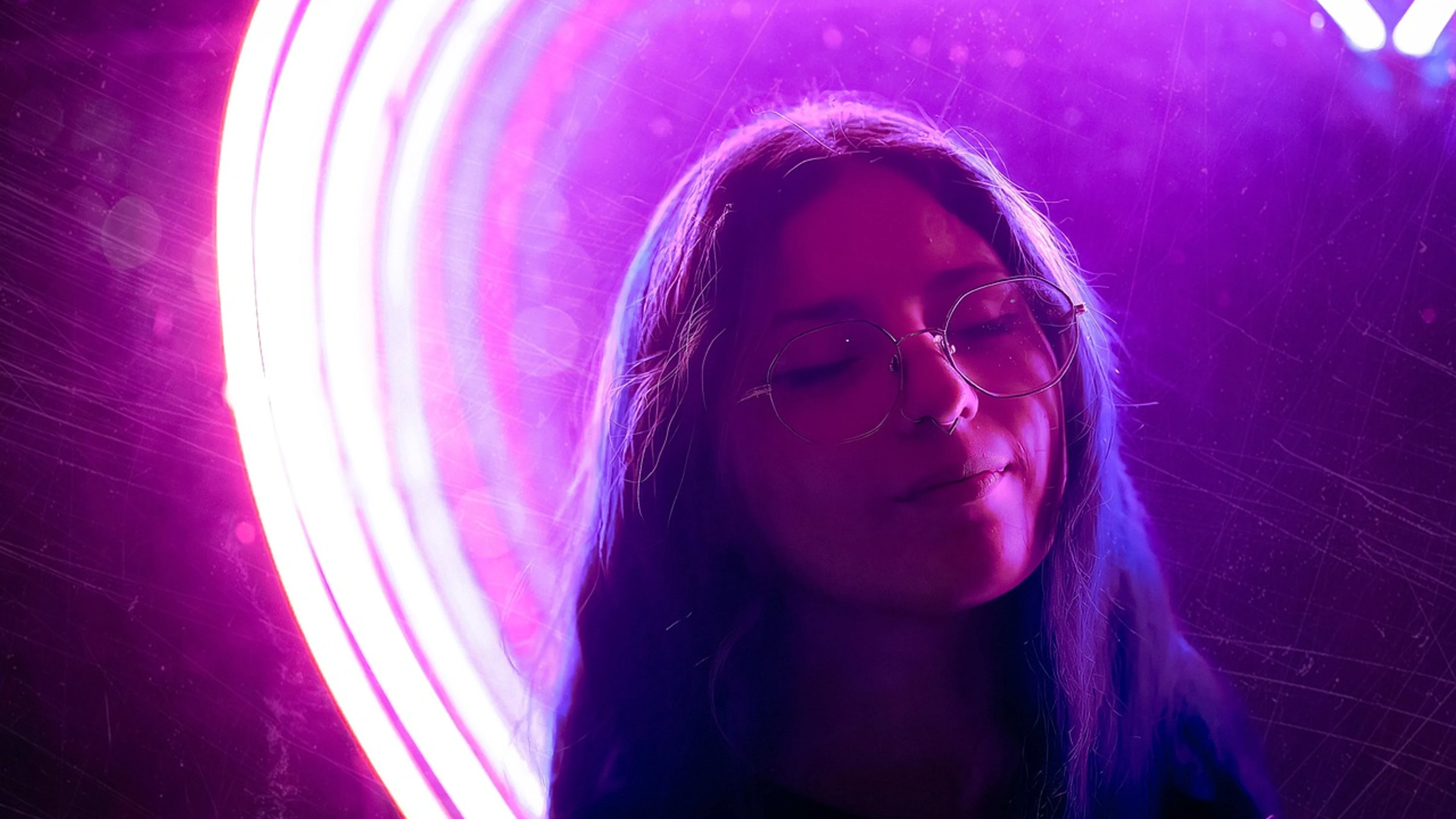Woman model glasses - free 4K Ultra HD neon wallpaper for desktop