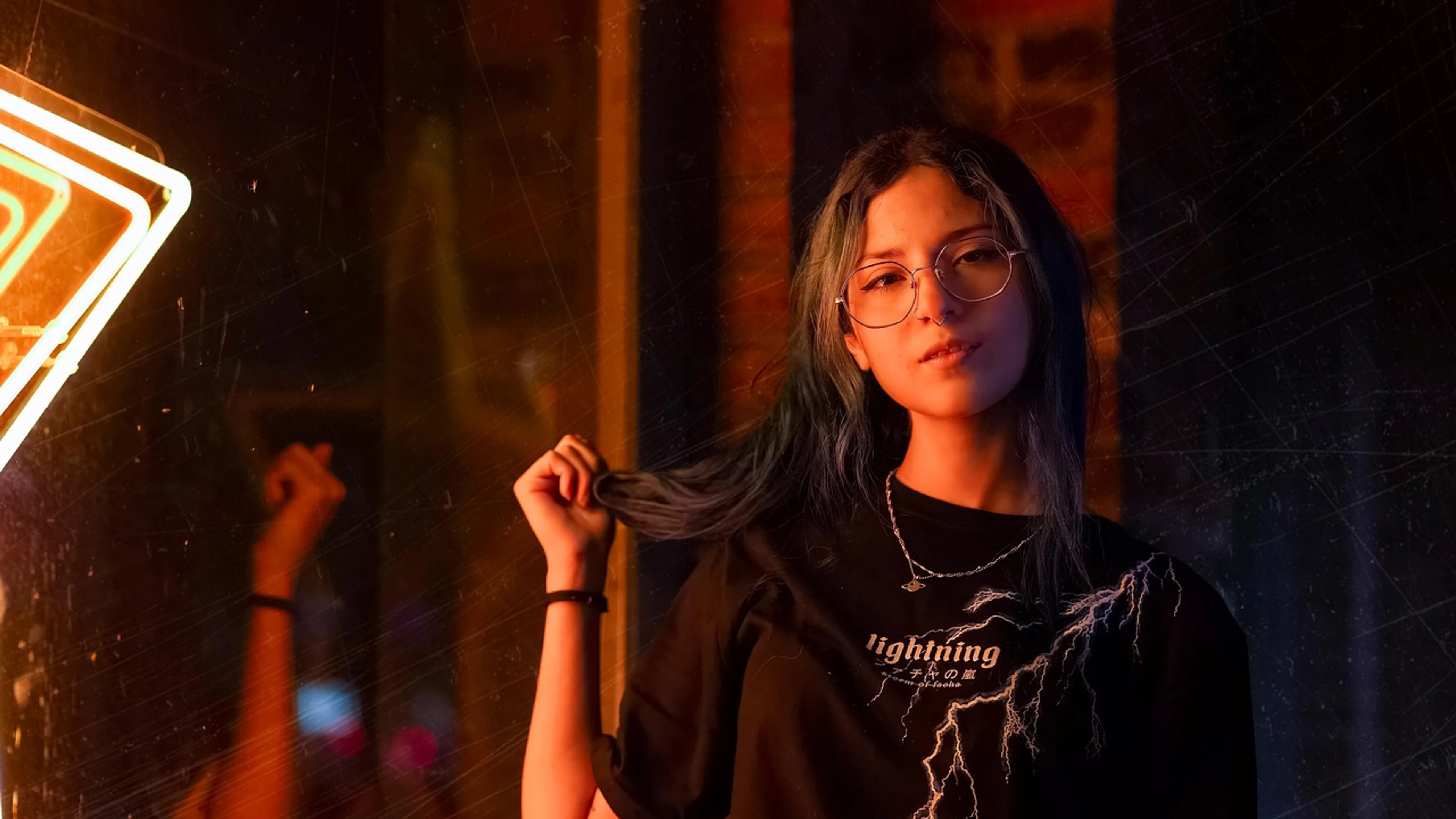 Woman model glasses - free 4K Ultra HD neon wallpaper for desktop