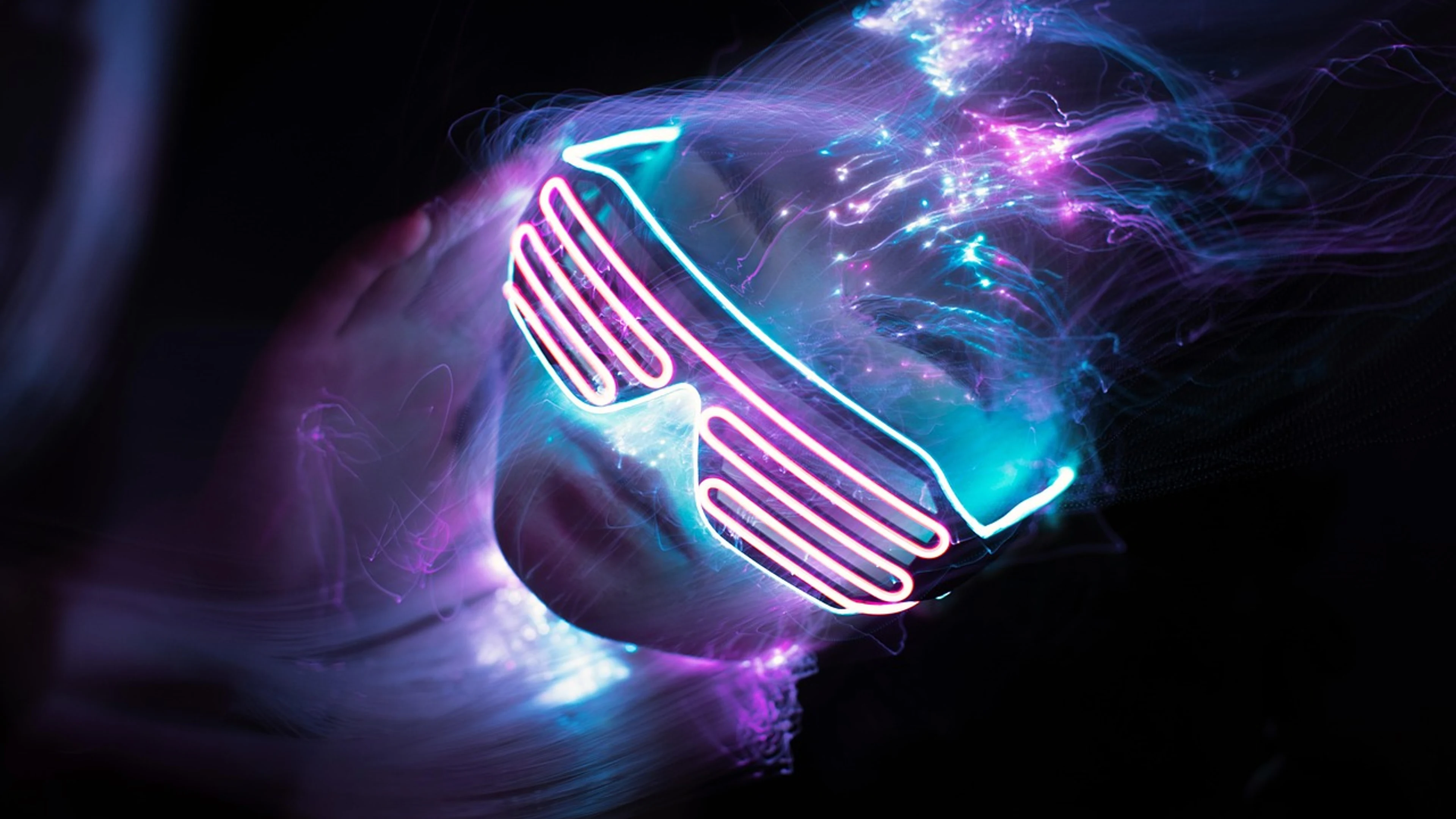 Woman neon light painting - free 4K Ultra HD neon wallpaper for desktop