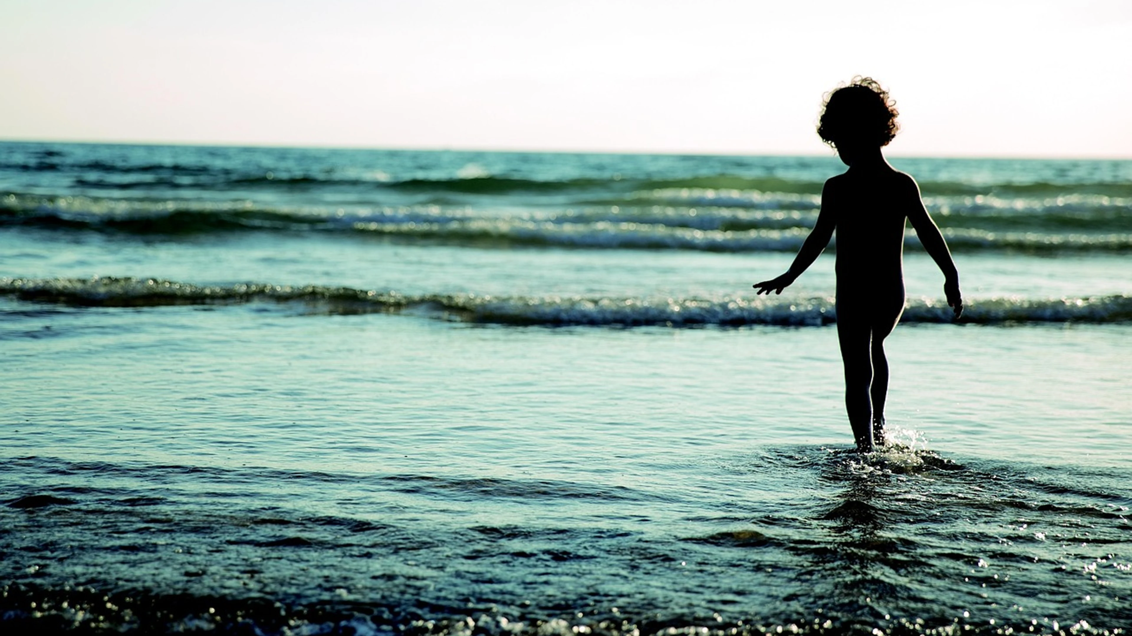 Beach coast child - free 4K Ultra HD ocean wallpaper for desktop