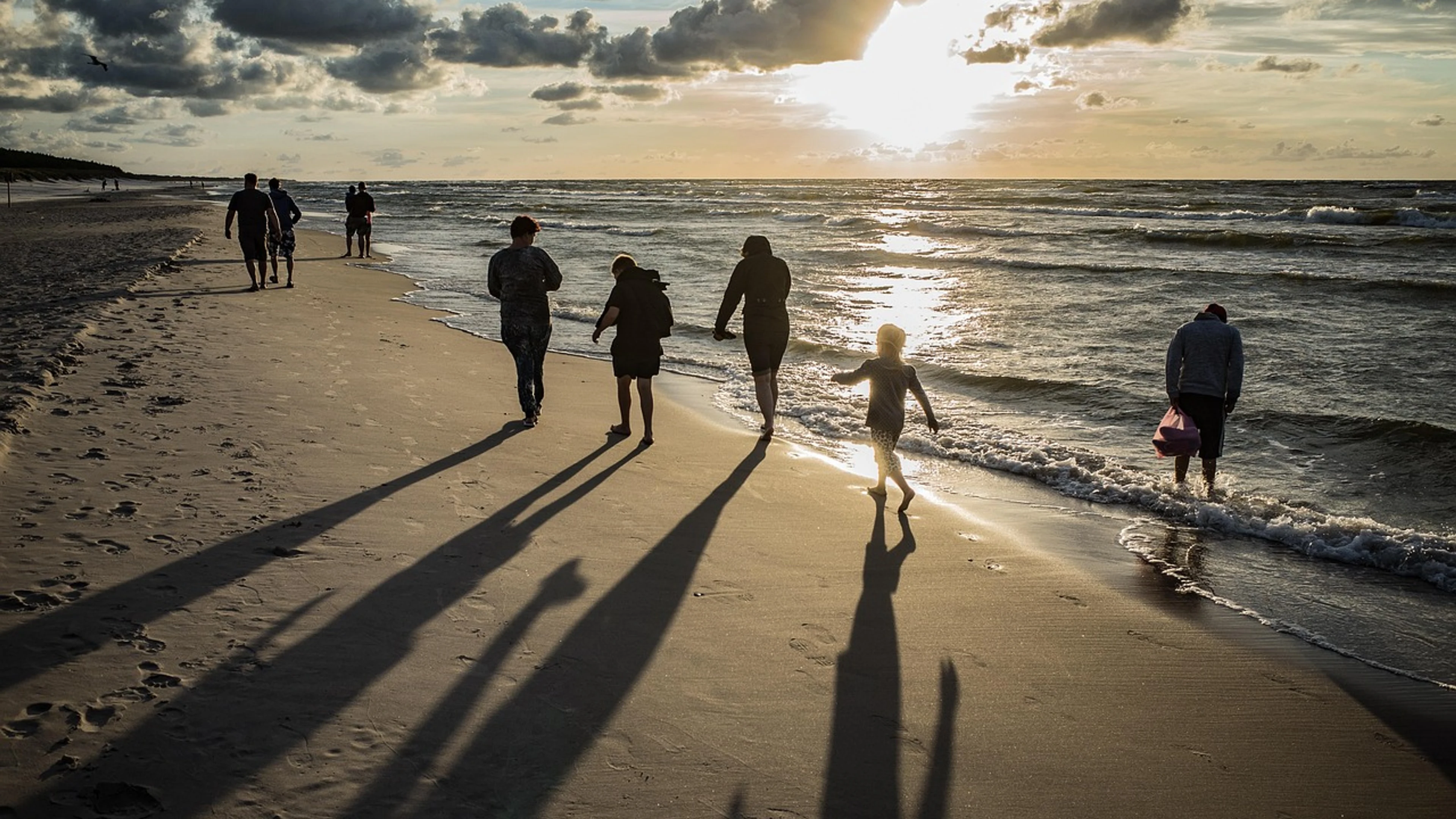 Beach people sea - free 4K Ultra HD ocean wallpaper for desktop