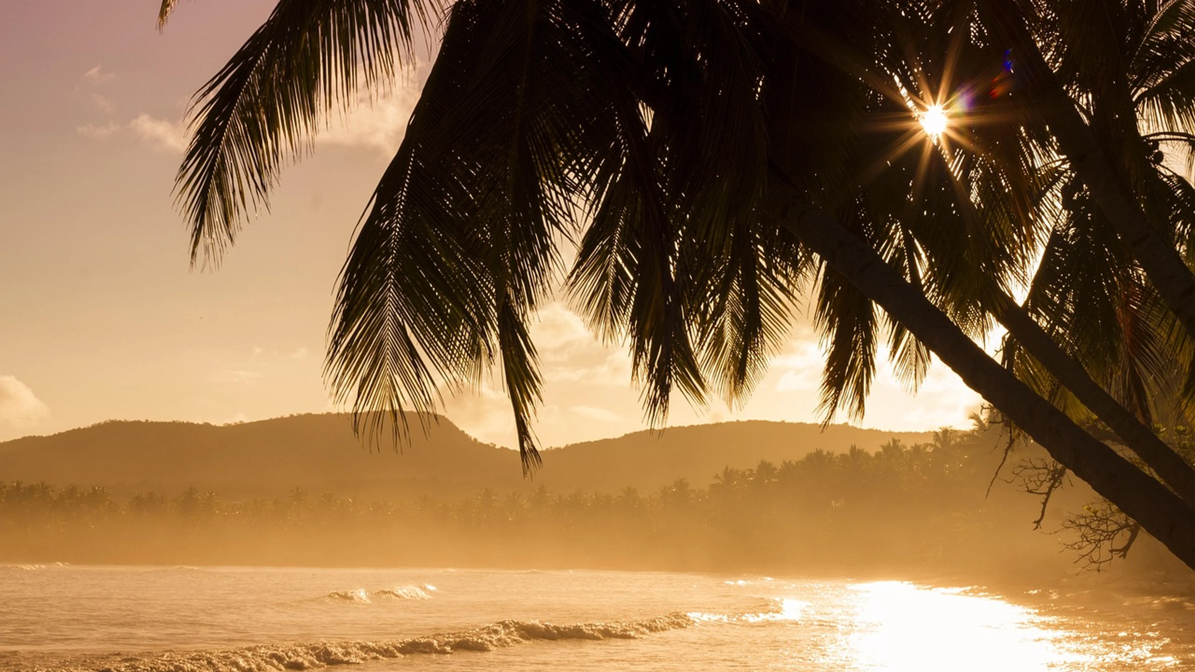 Beach sea waves - free 4K Ultra HD ocean wallpaper for desktop