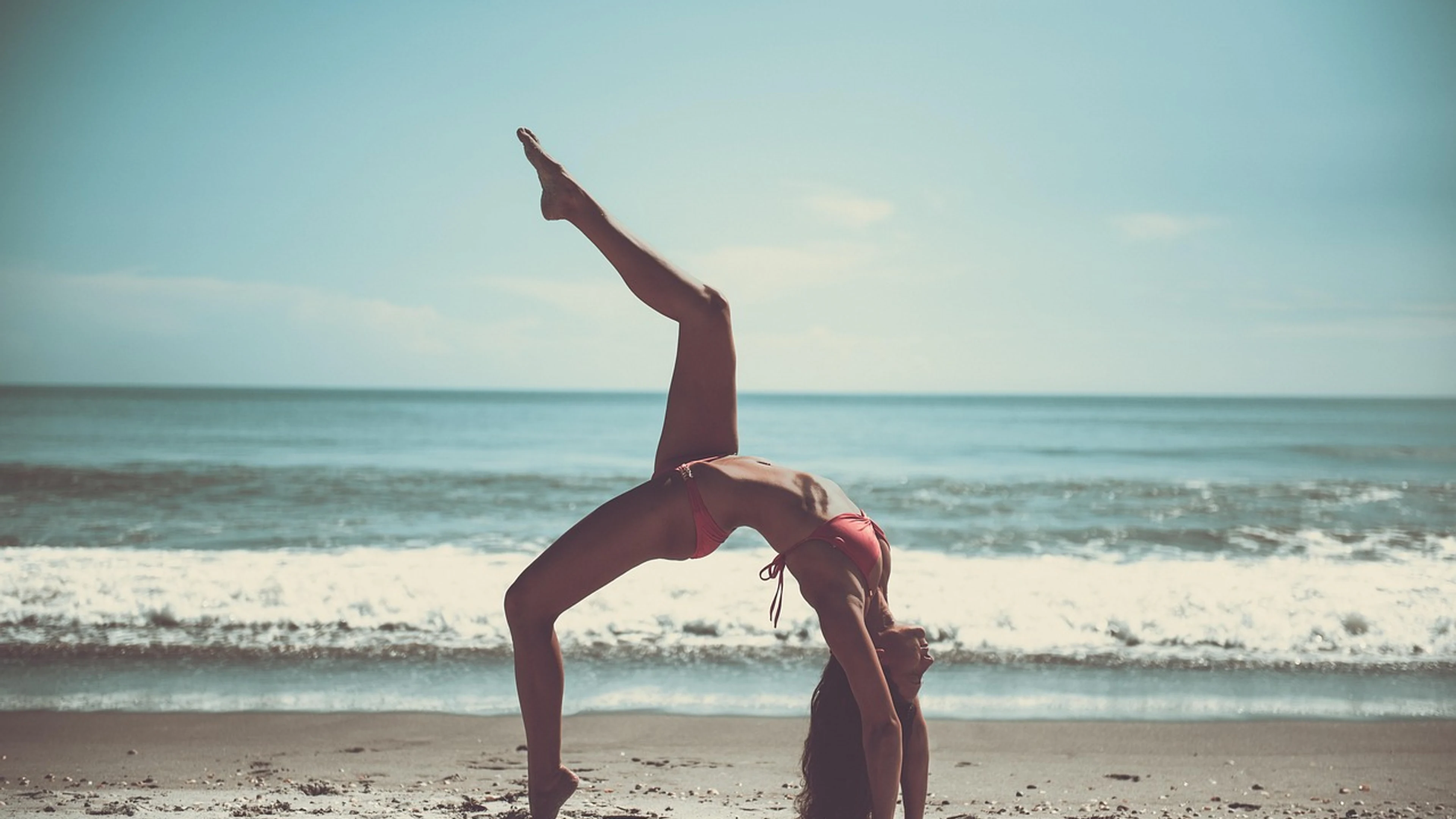 Beach yoga athlete - free 4K Ultra HD ocean wallpaper for desktop