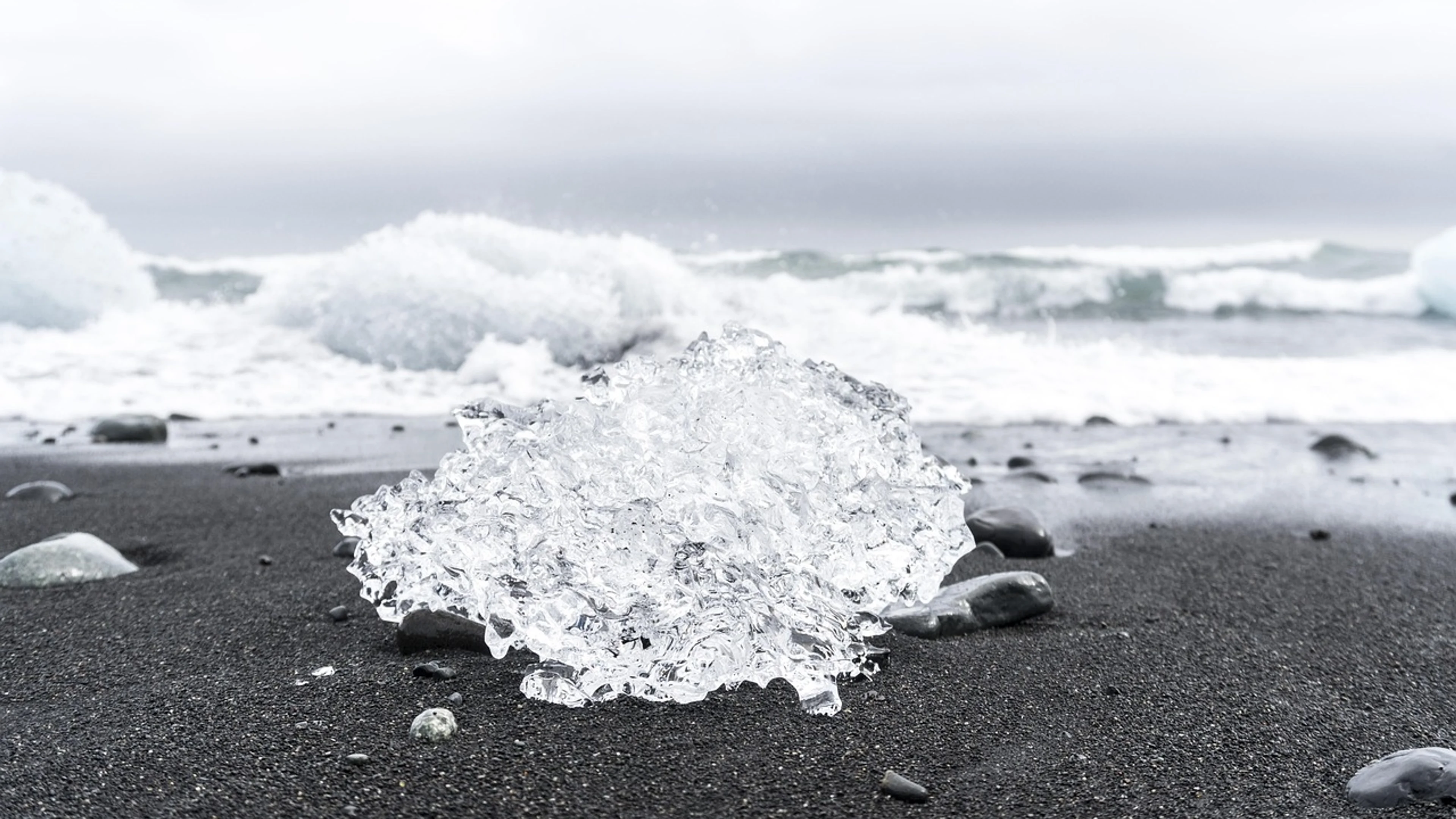 Ice castle glacier diamond beach - free 4K Ultra HD ocean wallpaper for desktop