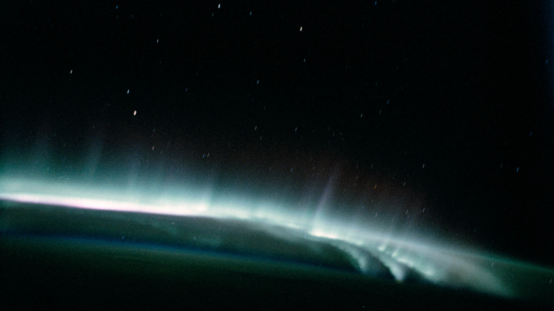 Aurora Australis as seen from STS-62 - free hd space wallpaper for desktop