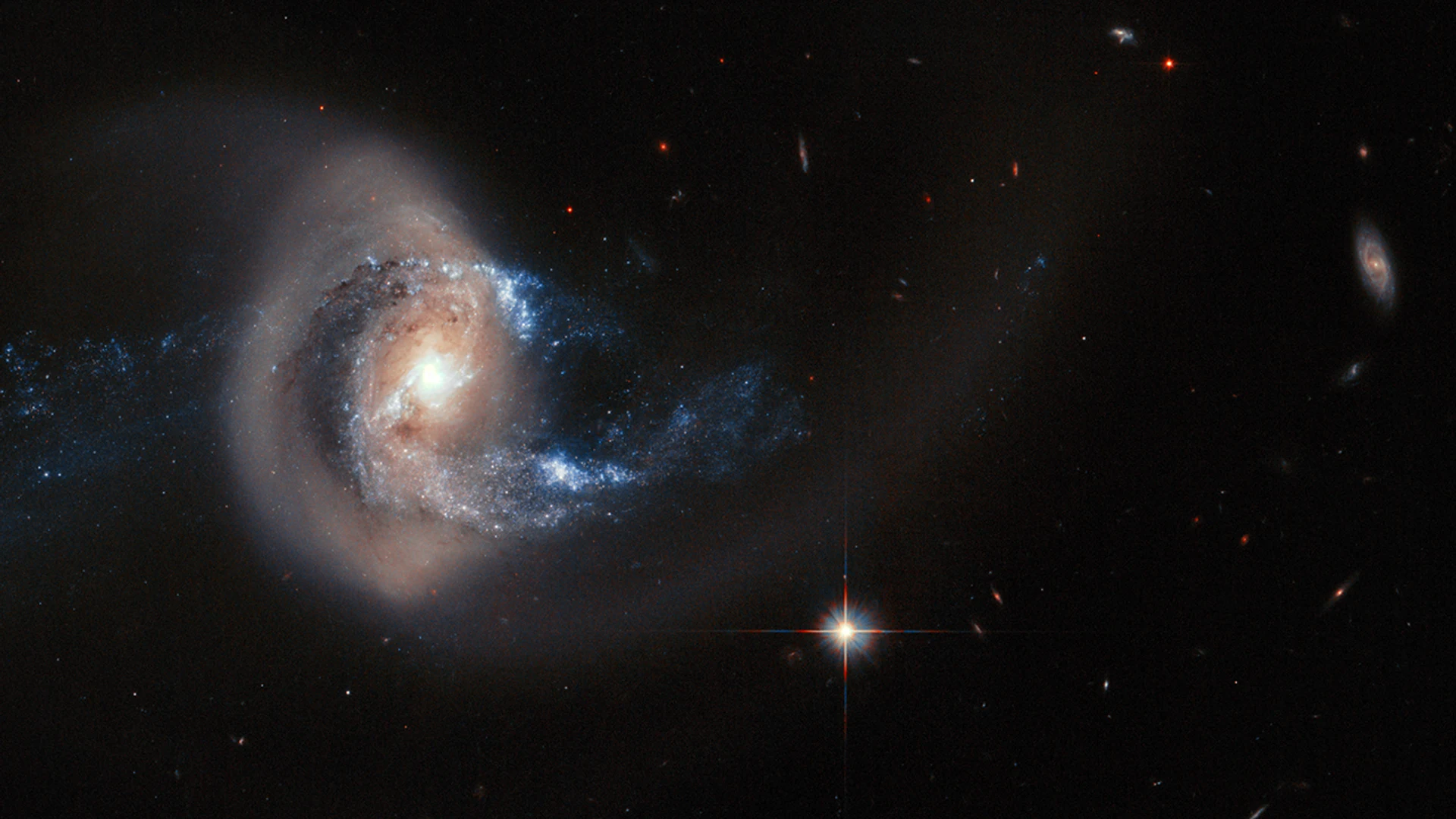 Hubble Spies a Loopy Galaxy - free hd space wallpaper for desktop