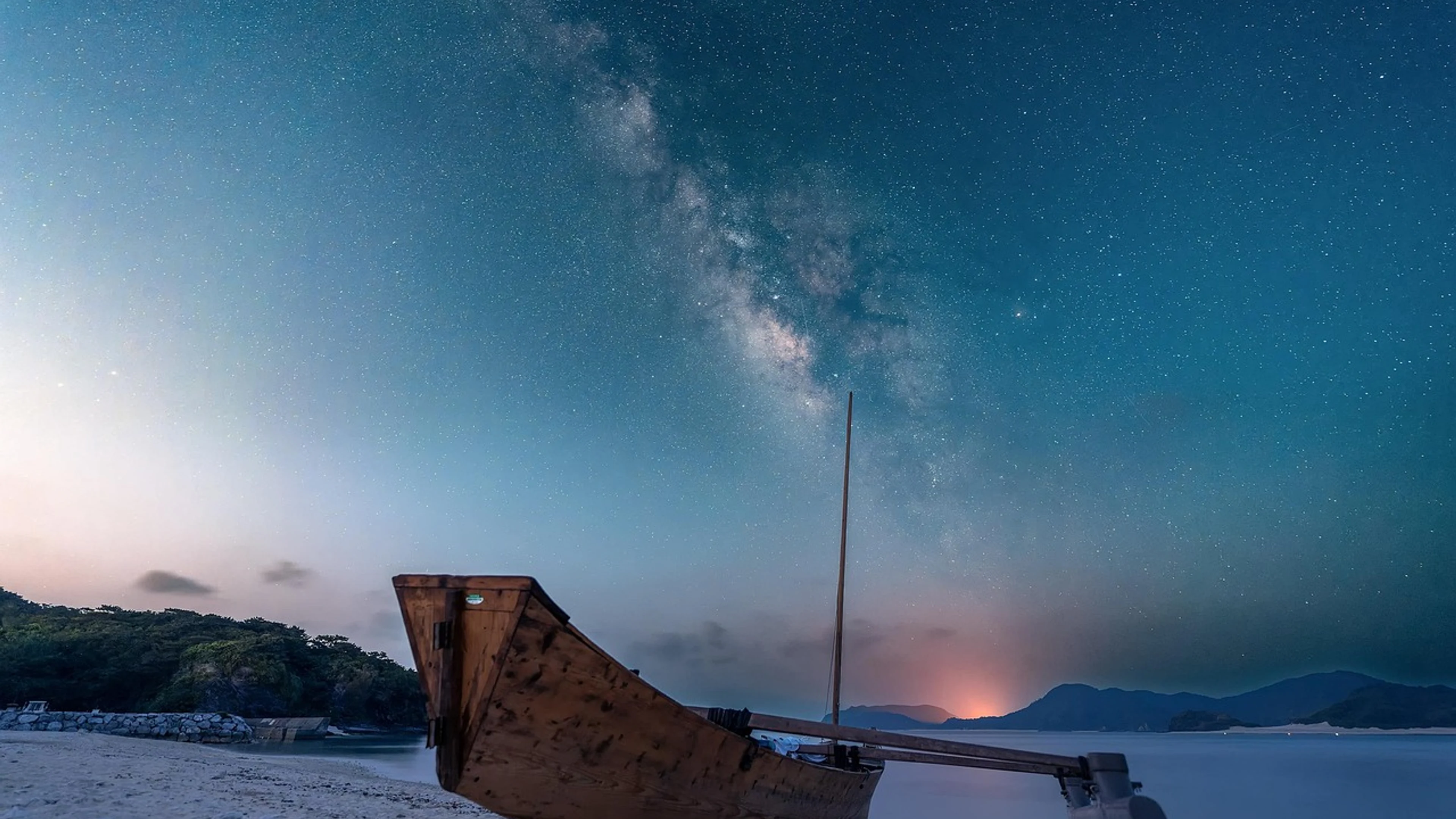 Milky way coast sand - free 4K Ultra HD space wallpaper for desktop