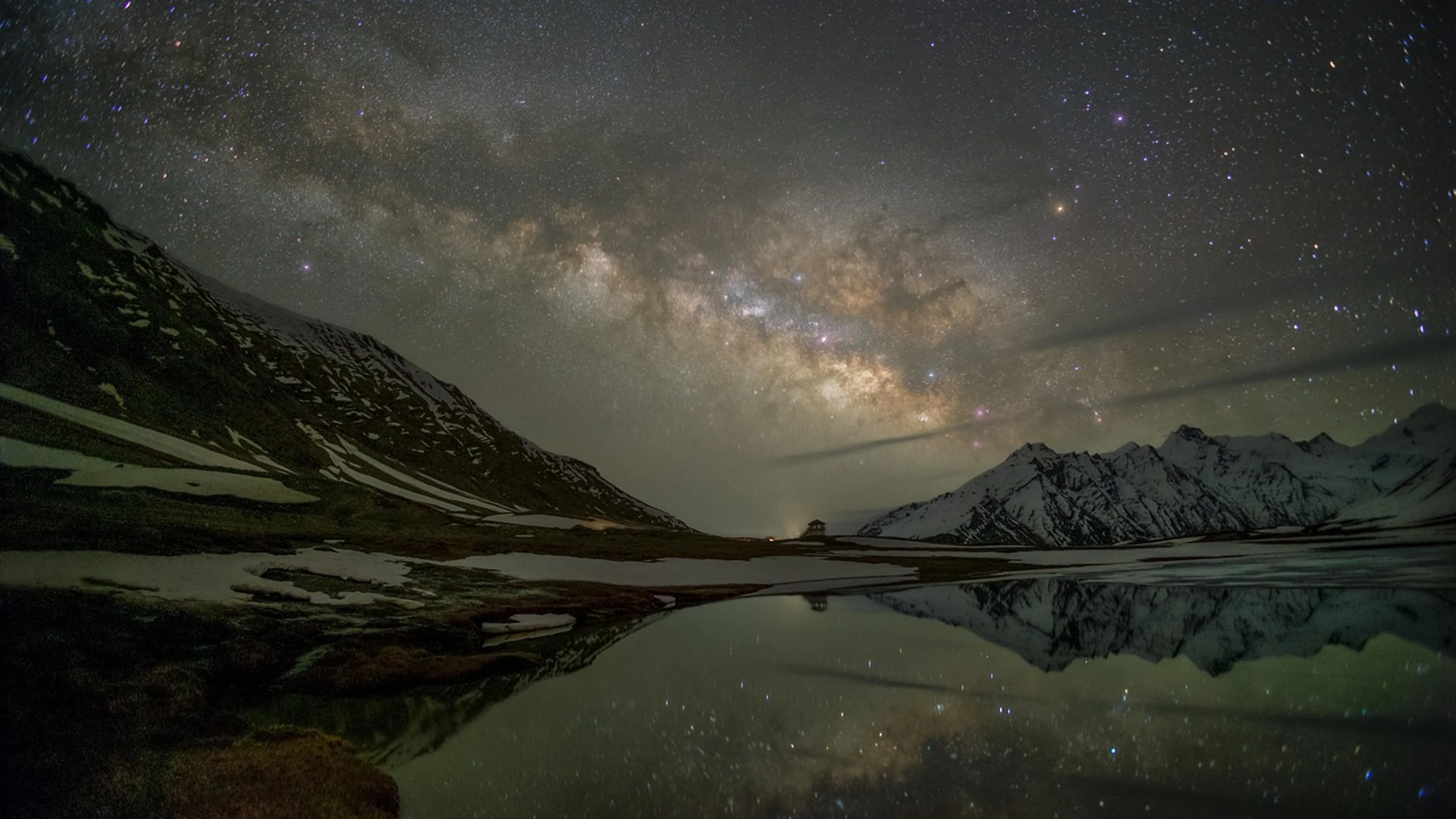 Milky way galaxy night - free 4K Ultra HD space wallpaper for desktop