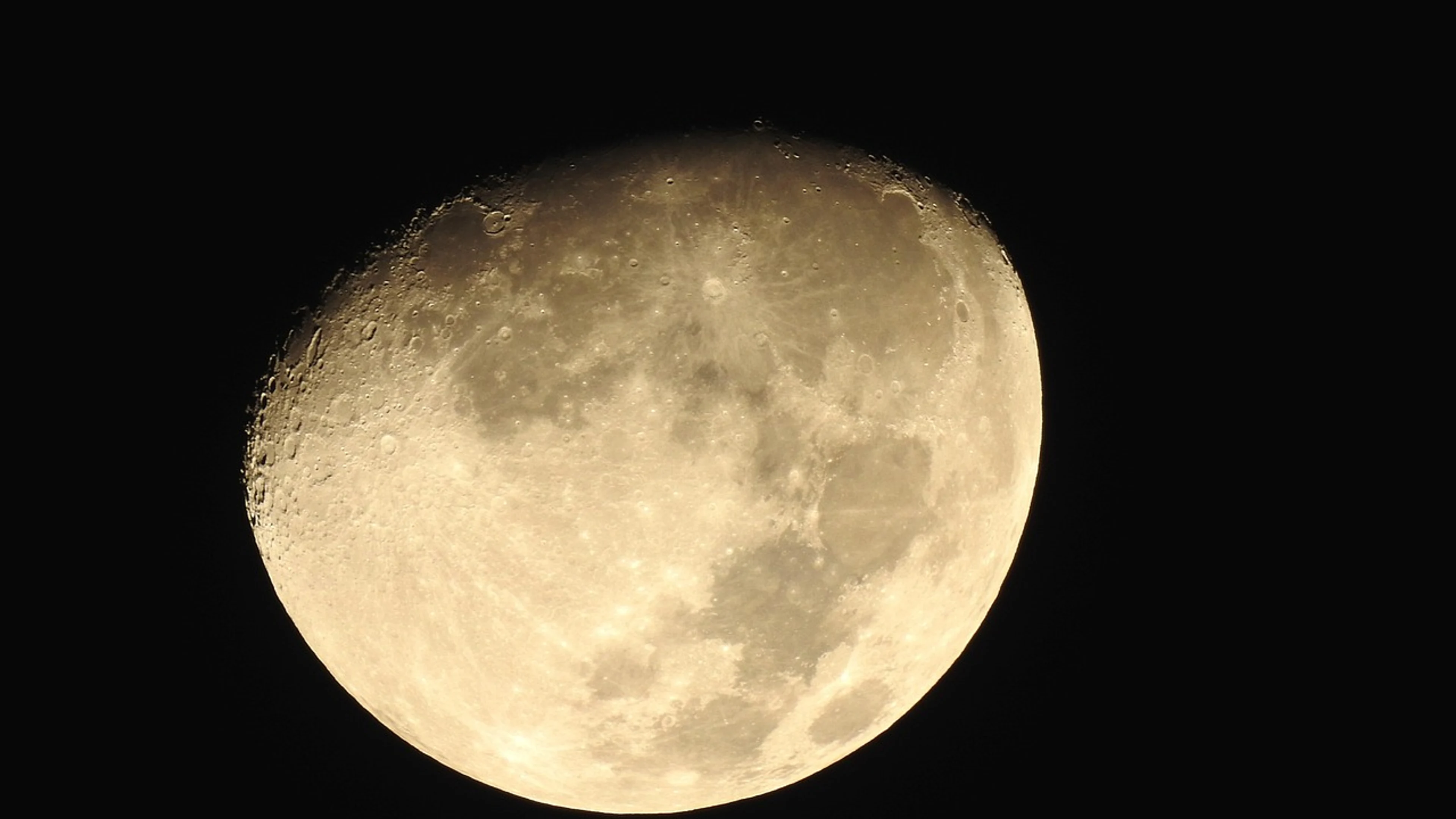 Moon universe planet - free 4K Ultra HD space wallpaper for desktop