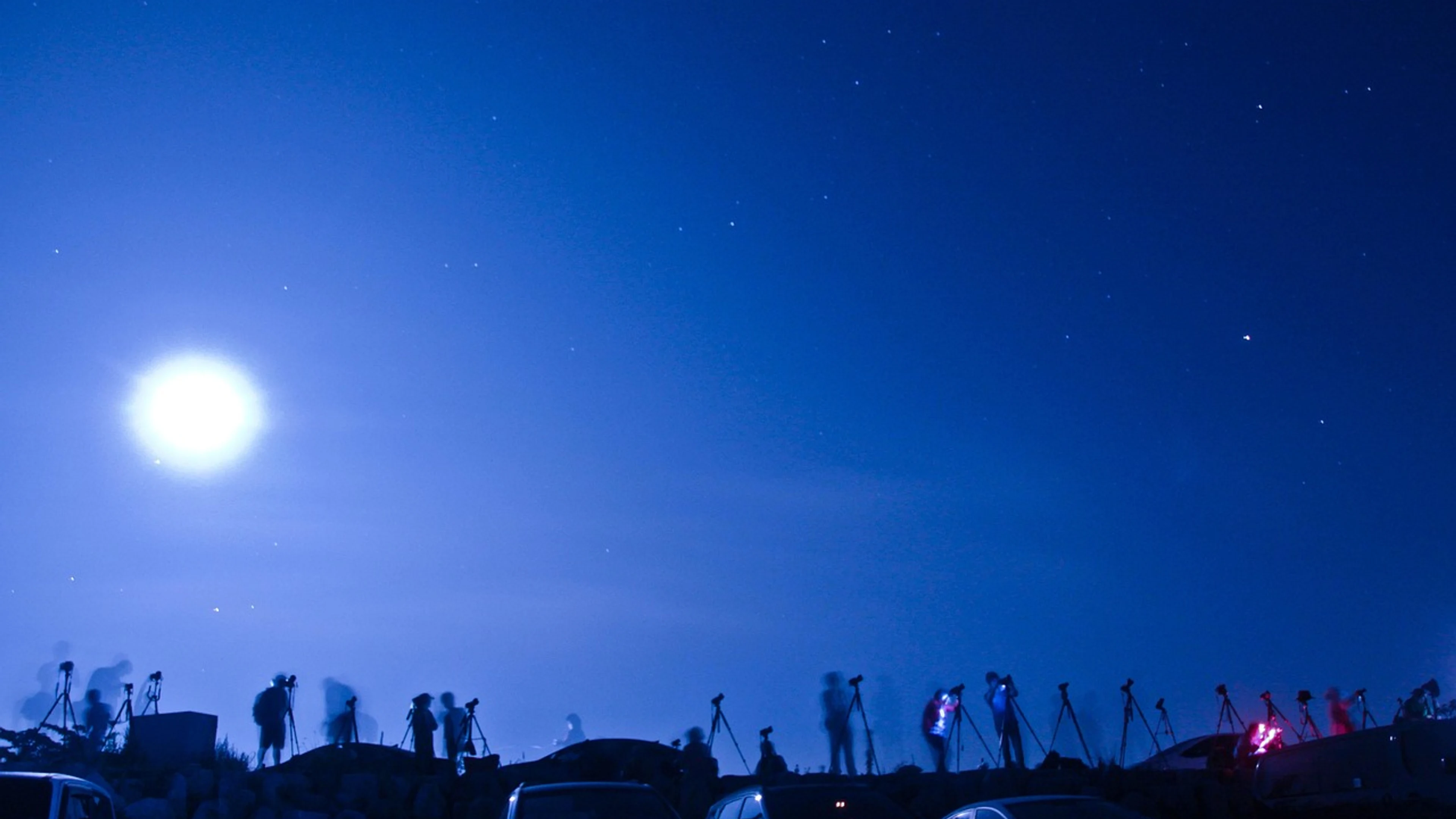 Night sky shooting star observatory - free 4K Ultra HD space wallpaper for desktop