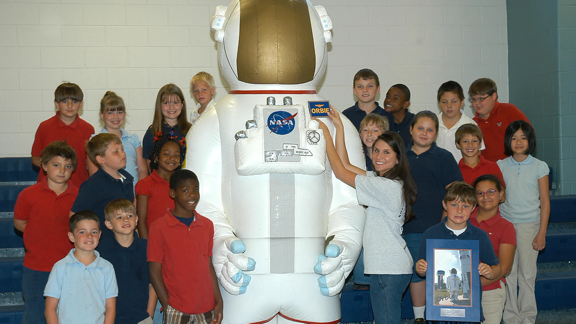 Orbie the Astronaut - free hd space wallpaper for desktop