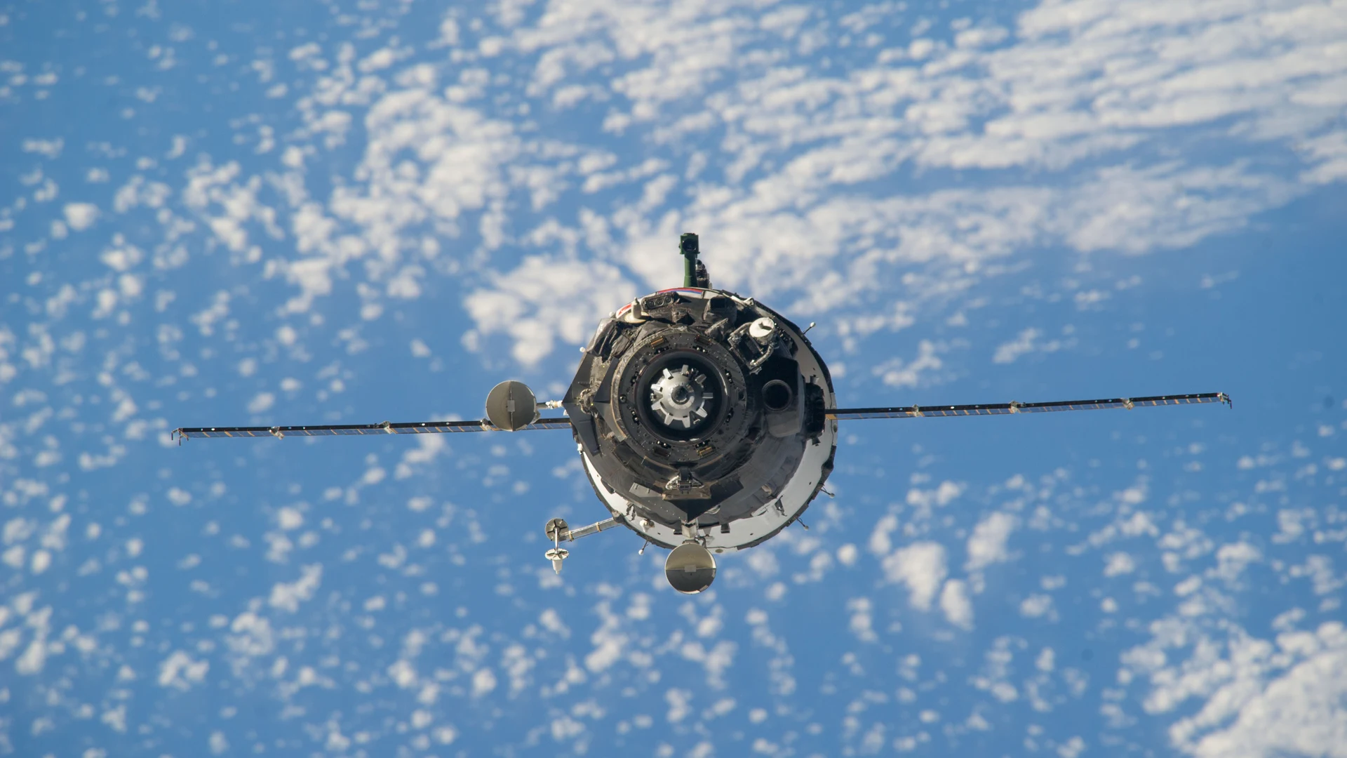 Soyuz TMA-12M spacecraft on approach to the ISS - free hd space wallpaper for desktop