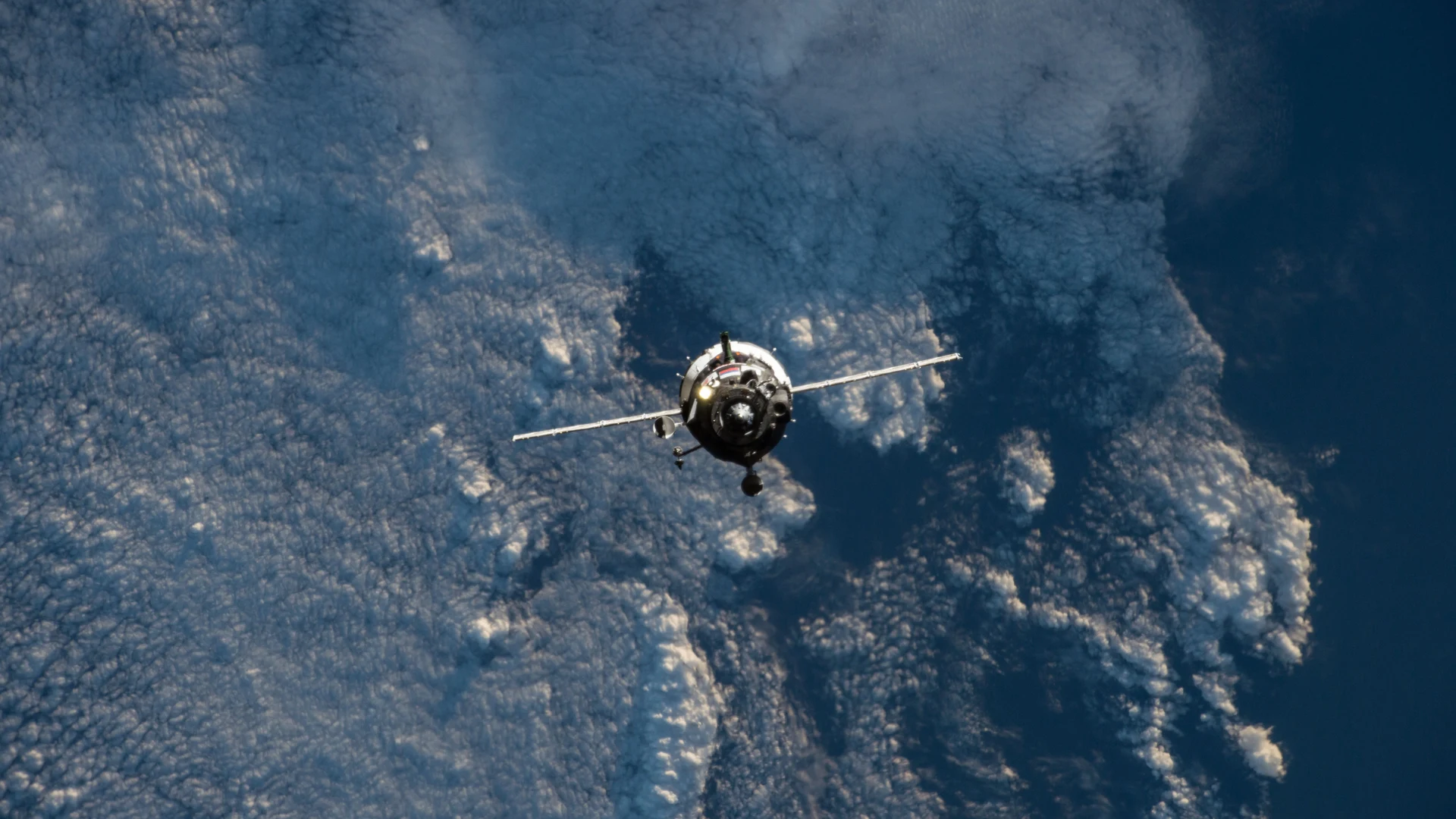 Soyuz TMA-15M spacecraft on approach to the ISS - free hd space wallpaper for desktop