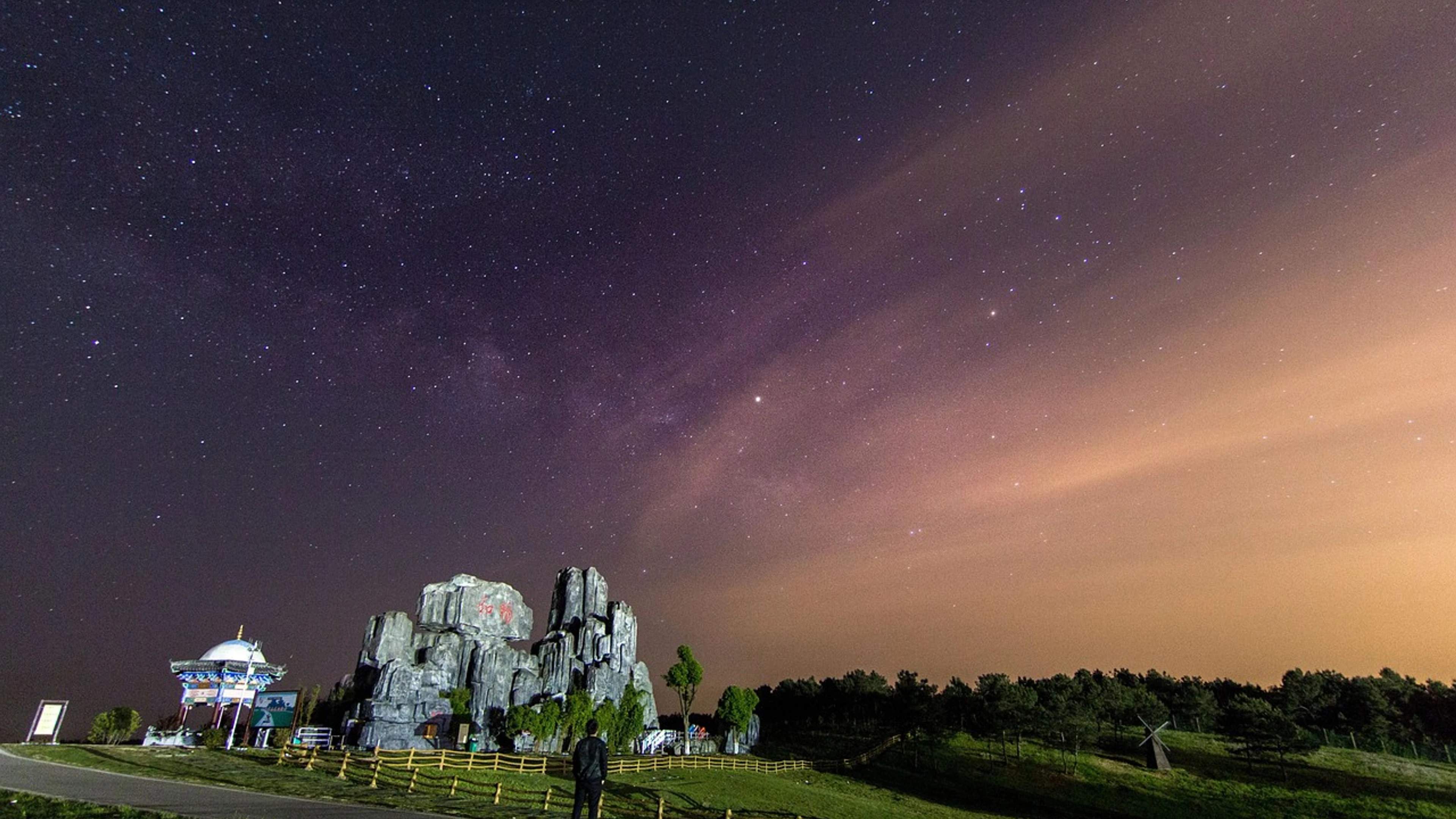 Starry sky galaxy chase the star - free 4K Ultra HD space wallpaper for desktop