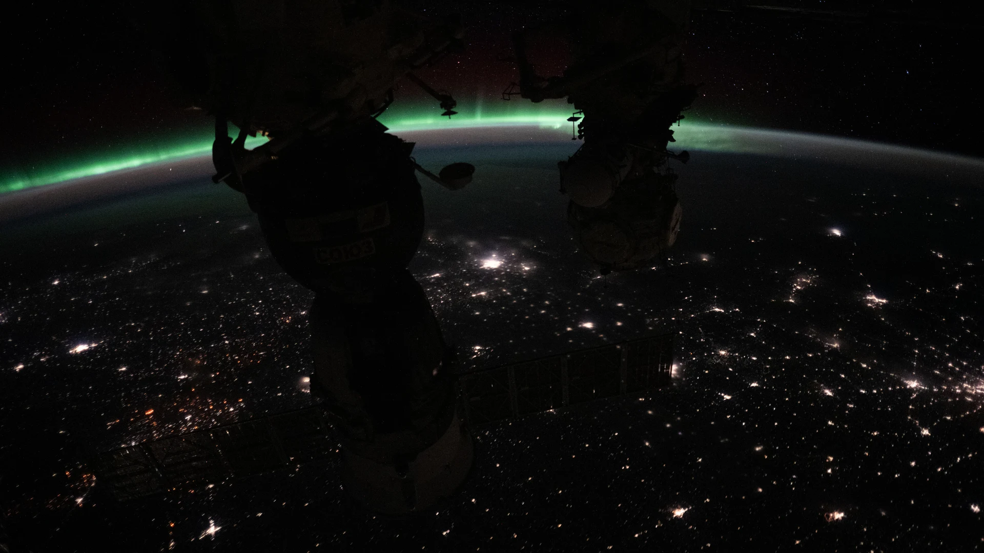 The aurora borealis crowns Earth's horizon above Canada - free hd space wallpaper for desktop
