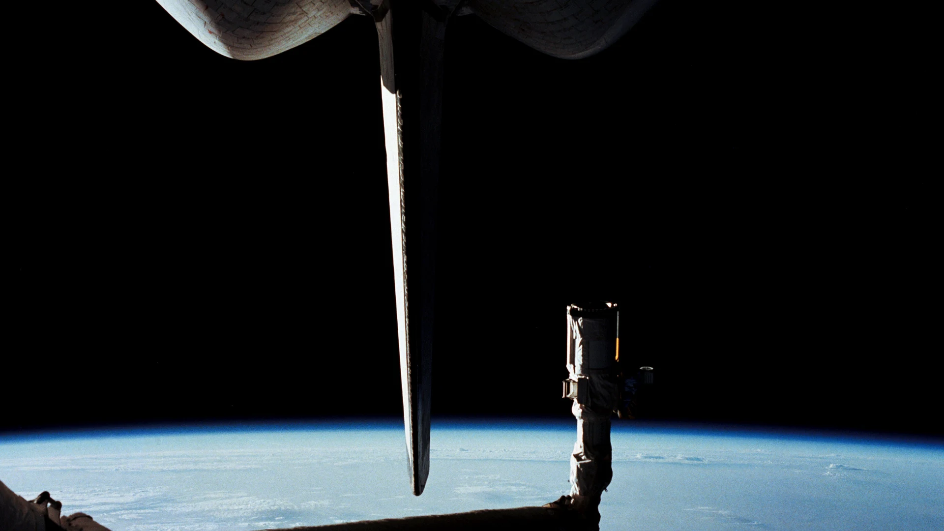 View of the Columbia's open payload bay and the Canadian RMS - free hd space wallpaper for desktop