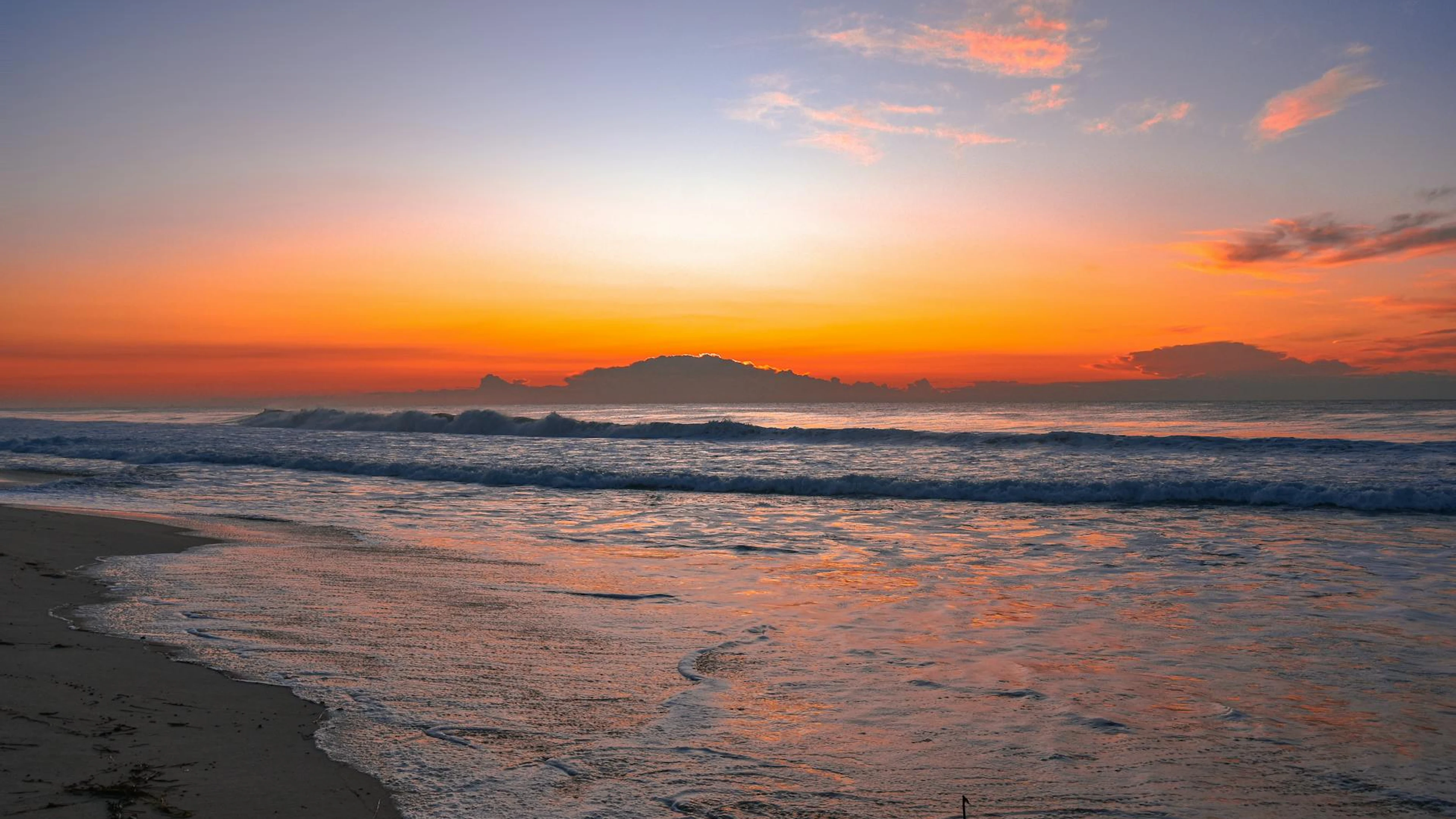 A beautiful sunrise over a tranquil ocean scene with vibrant colors reflecting o - free 4K Ultra HD sunset wallpaper for desktop