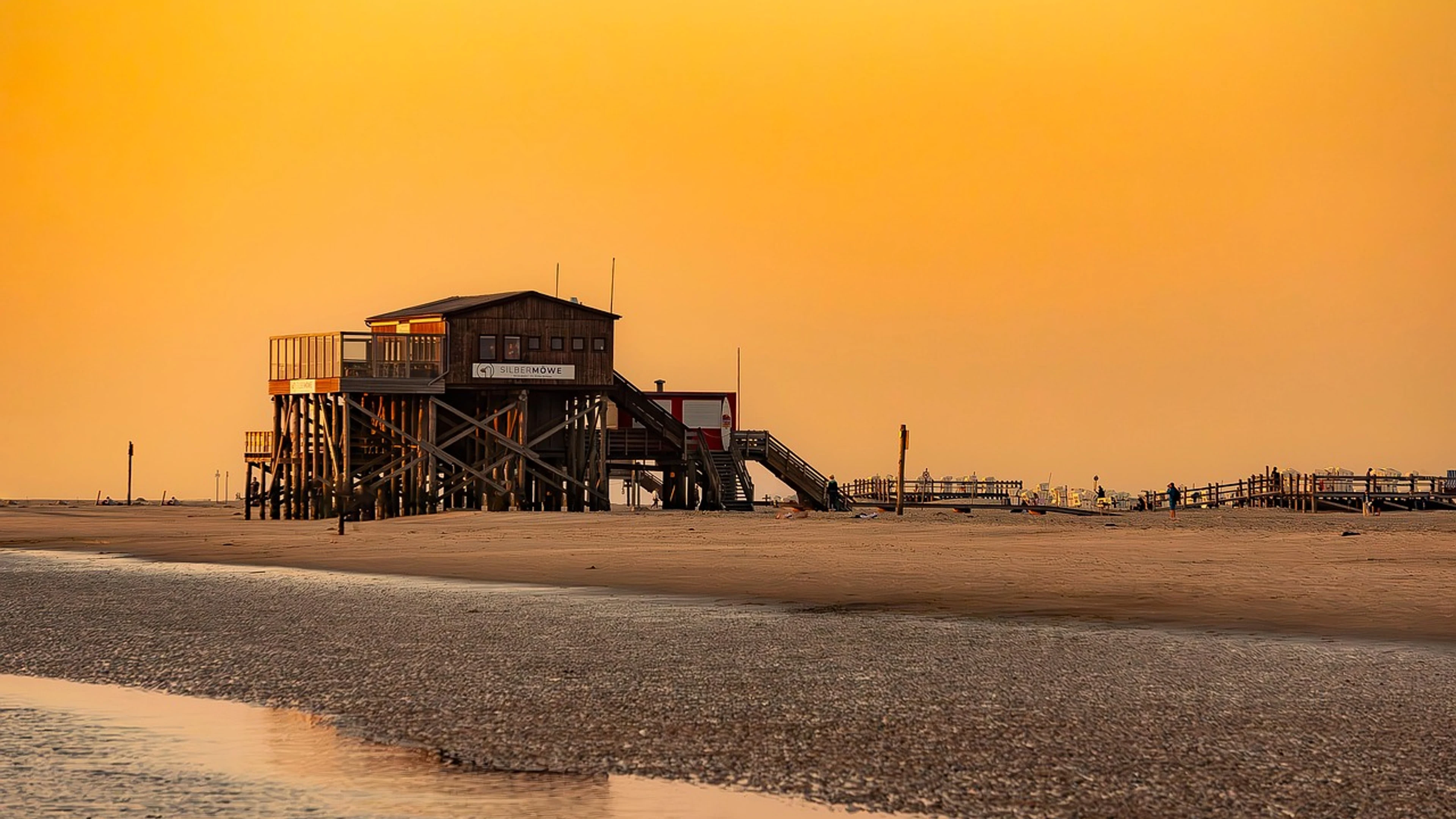 Beach house coast - free 4K Ultra HD sunset wallpaper for desktop