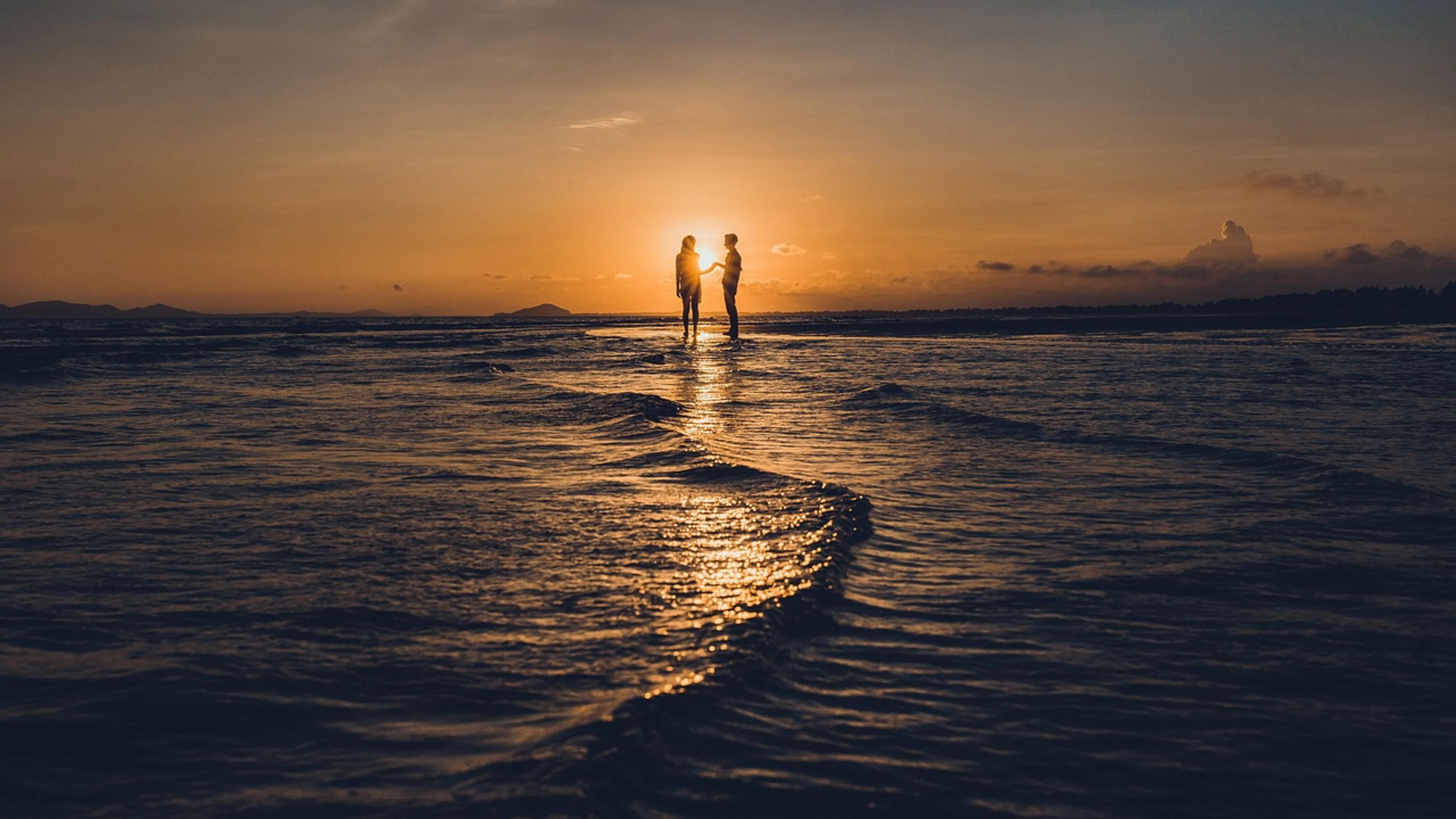 Beach nature couple - free 4K Ultra HD sunset wallpaper for desktop