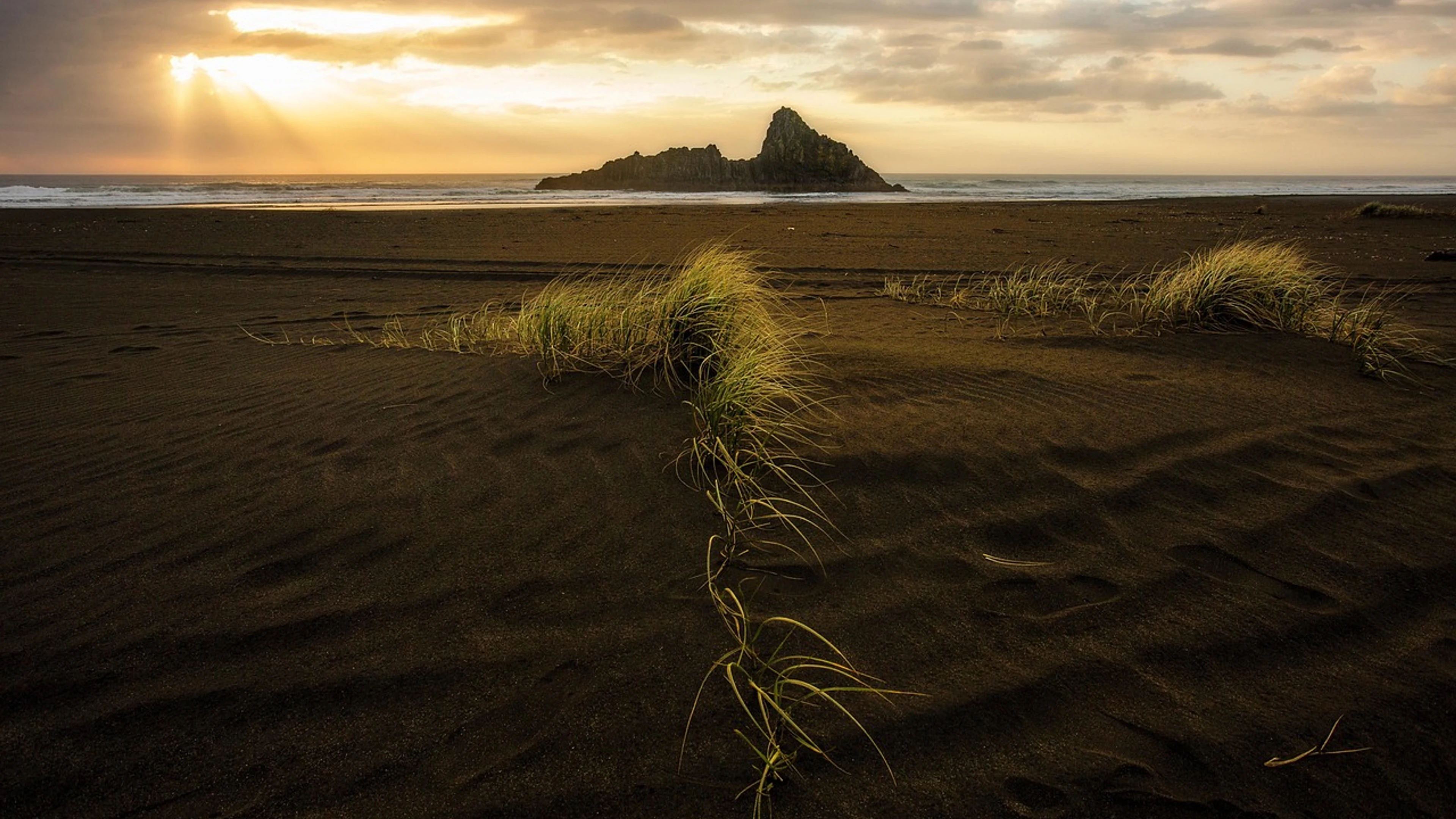 Beach sunset landscape - free 4K Ultra HD sunset wallpaper for desktop