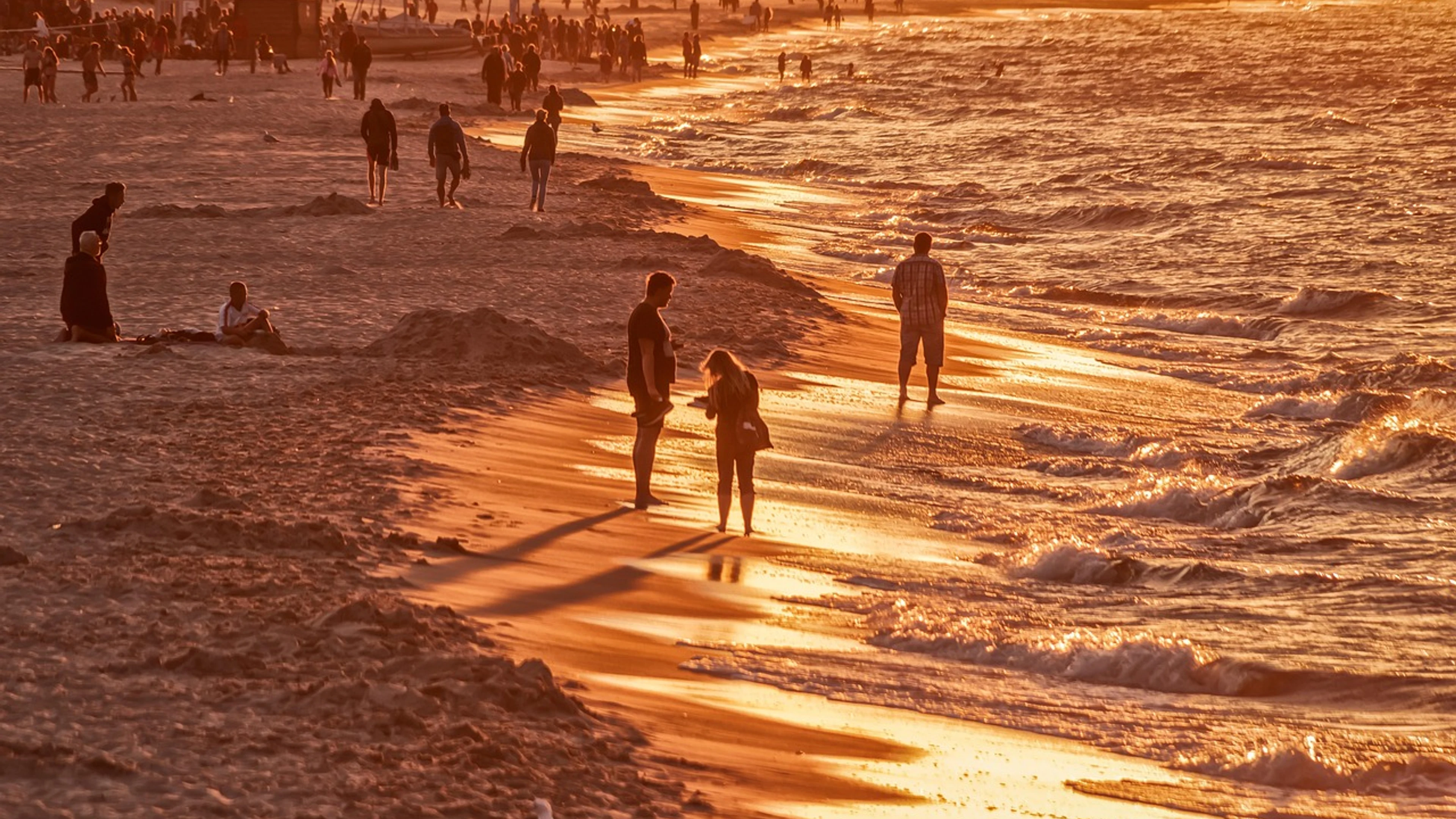 Beach vacation golden hour - free 4K Ultra HD sunset wallpaper for desktop