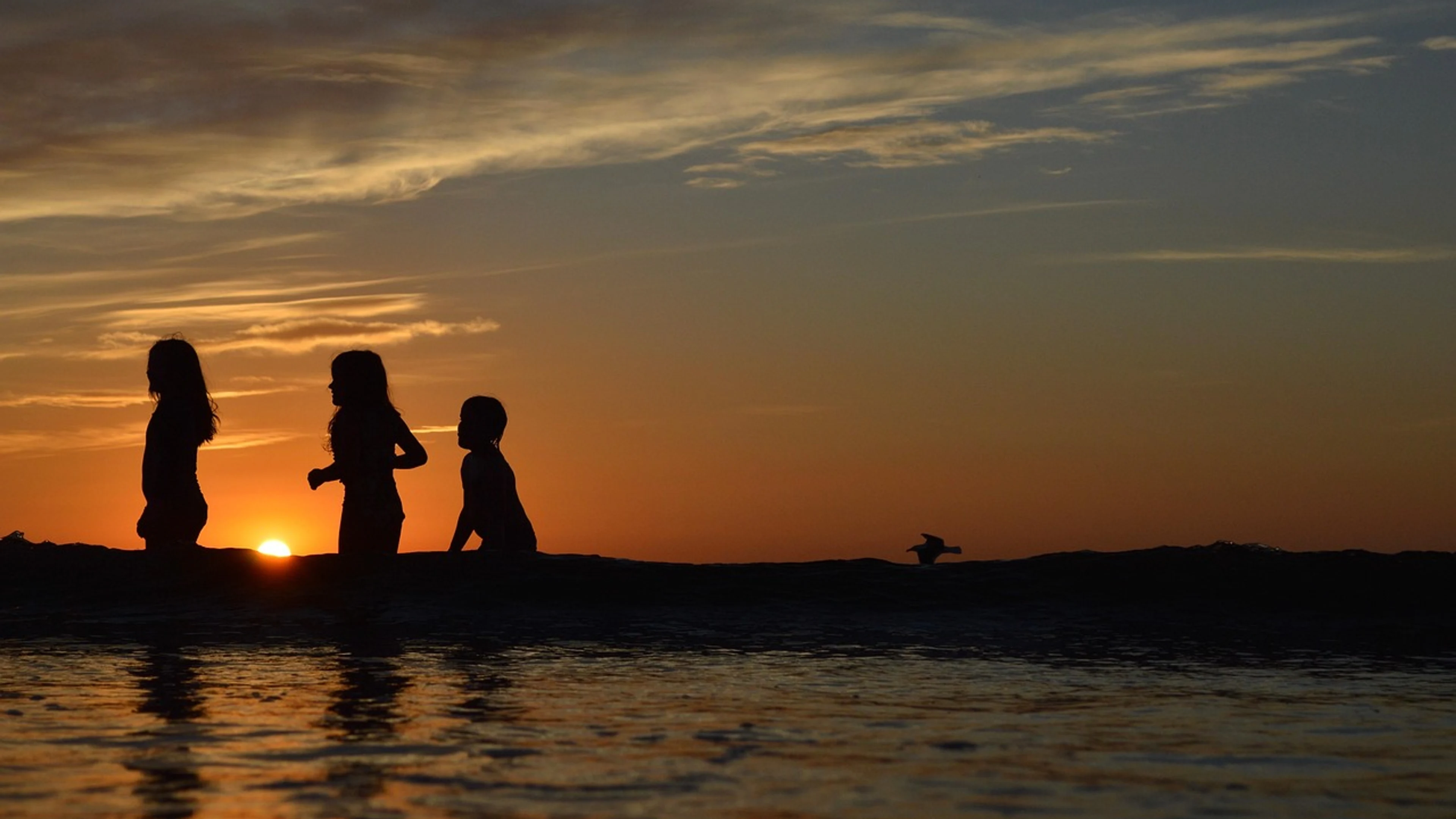 Children beach waves - free 4K Ultra HD sunset wallpaper for desktop